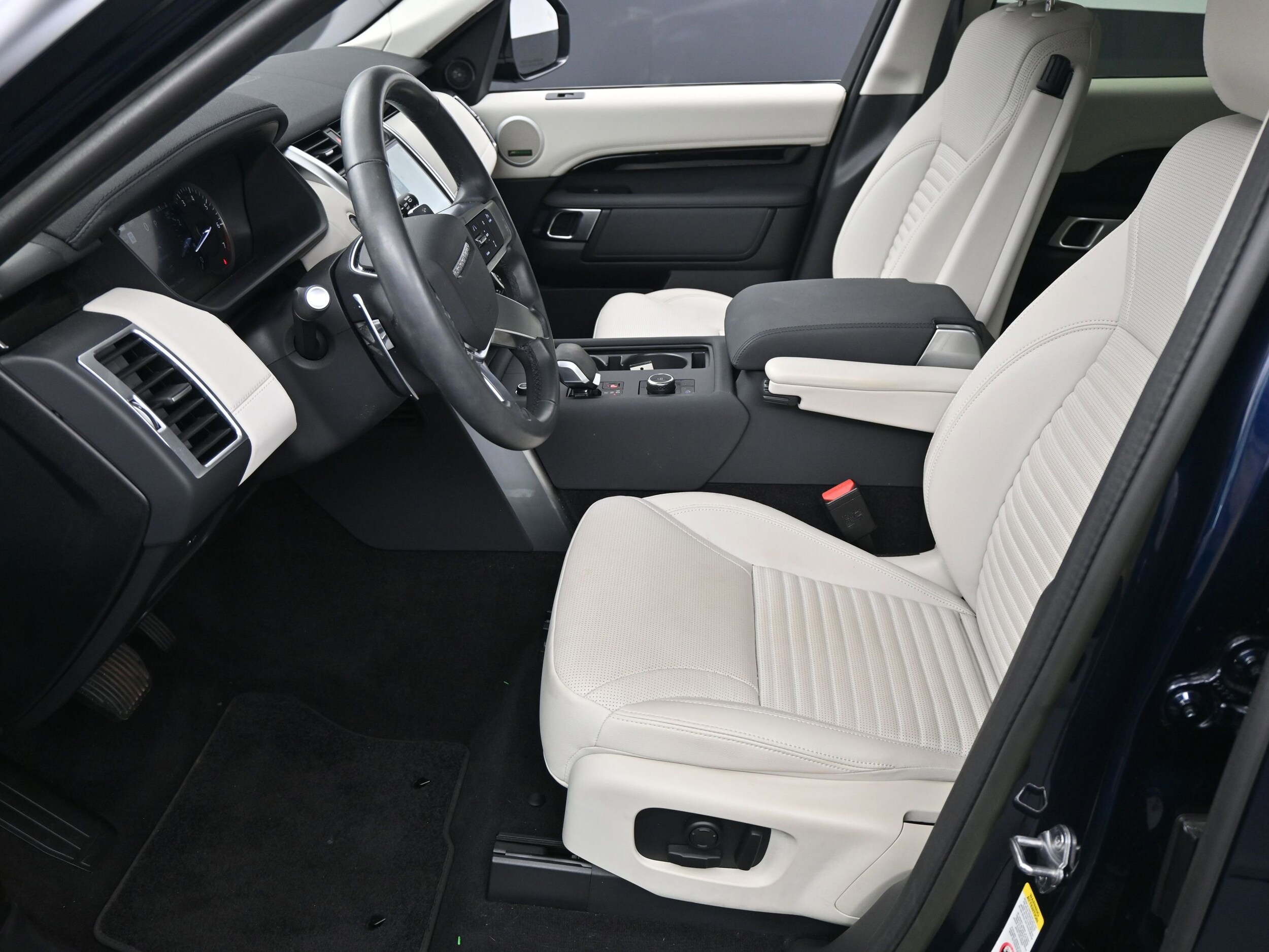 2023 Land Rover Discovery P300 S photo 4