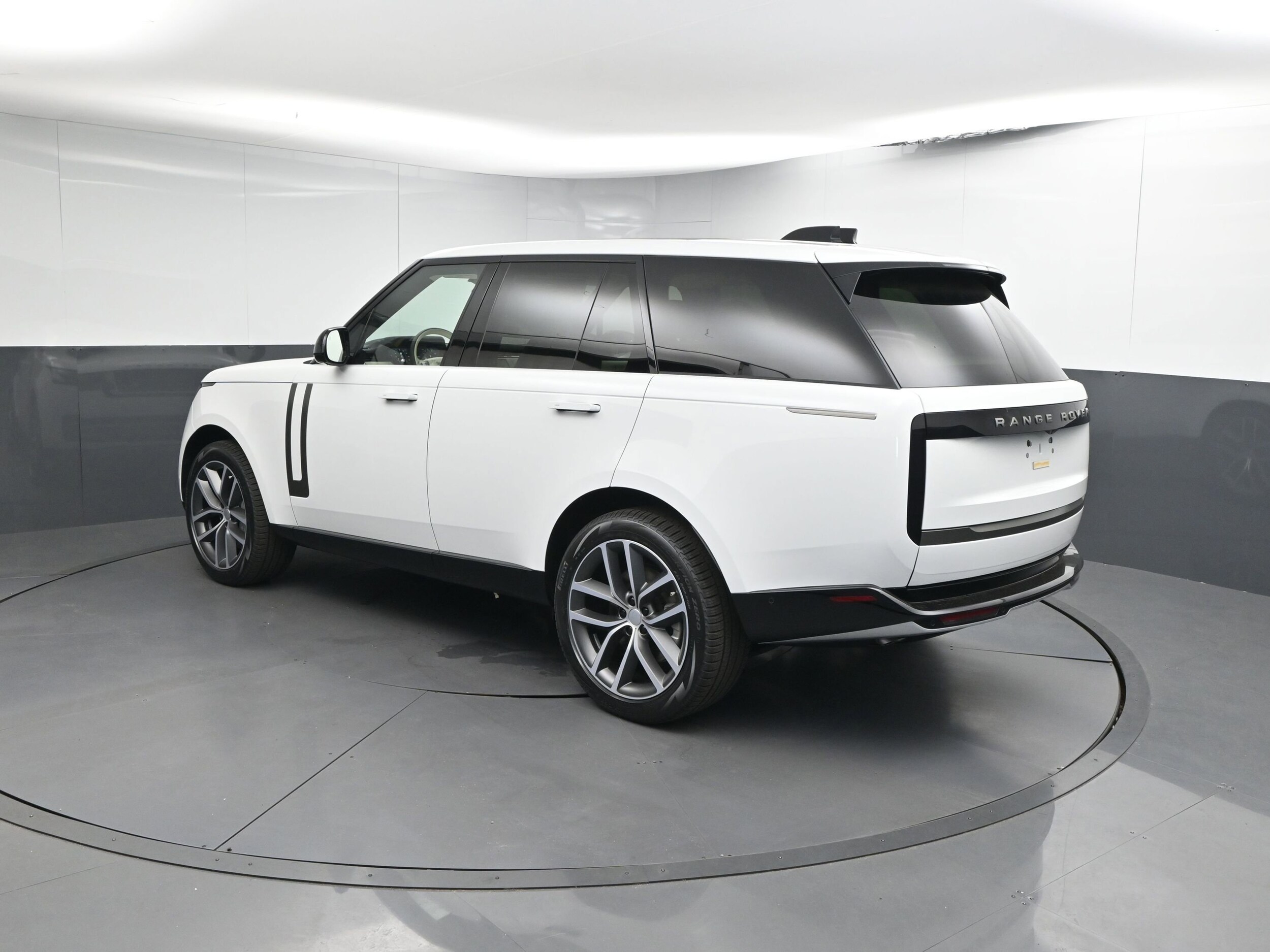 2025 Land Rover Range Rover SE photo 2