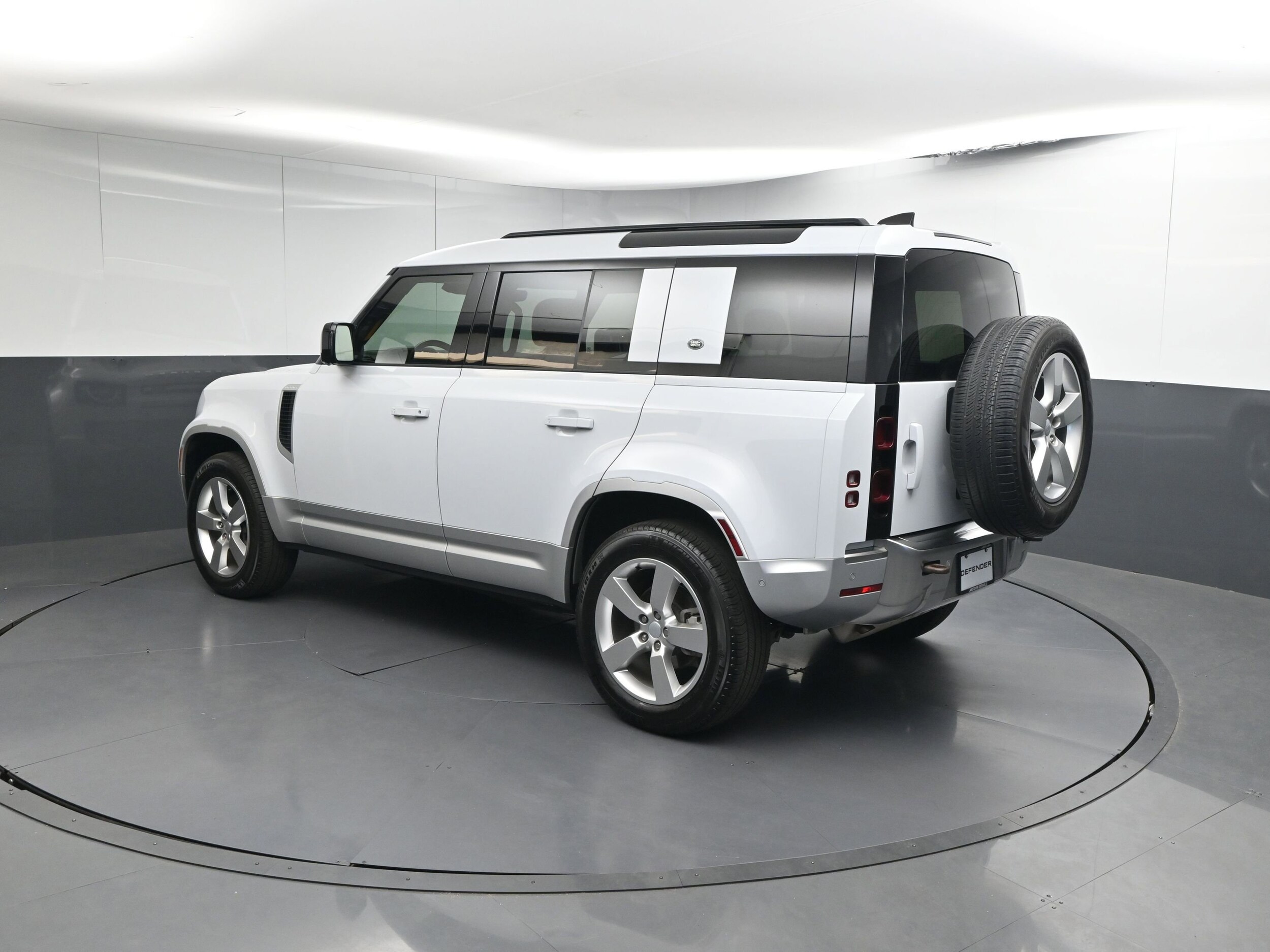 2023 Land Rover Defender 110 S photo 2