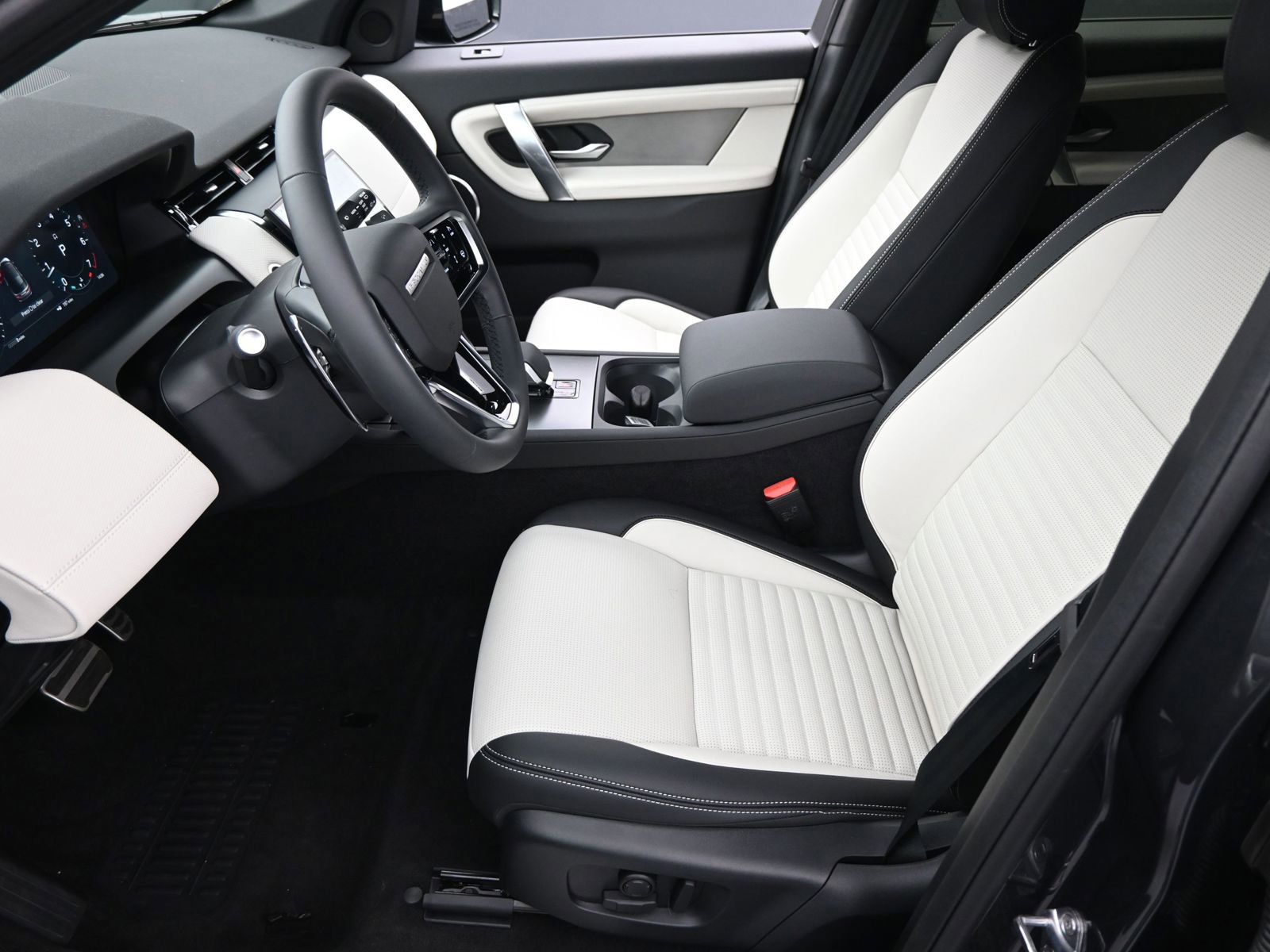 2025 Land Rover Discovery Sport Dynamic SE photo 4
