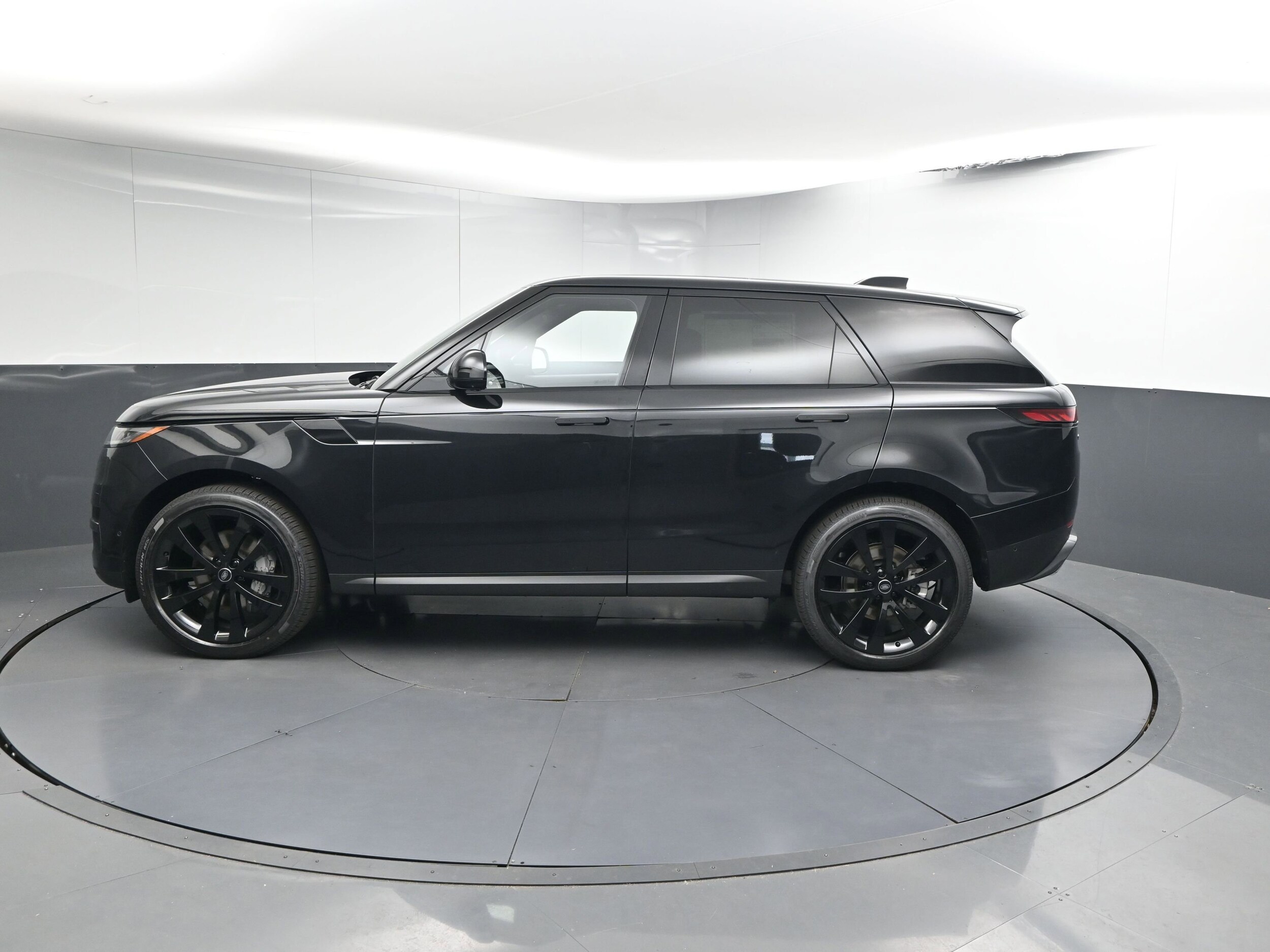 2025 Land Rover Range Rover Sport SE photo 2