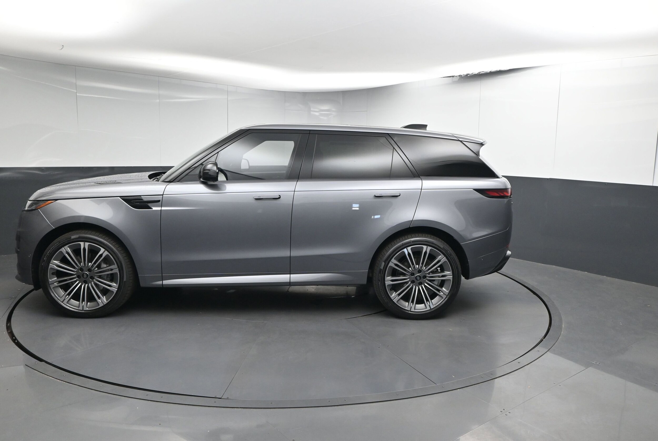 2025 Land Rover Range Rover Sport SE photo 2