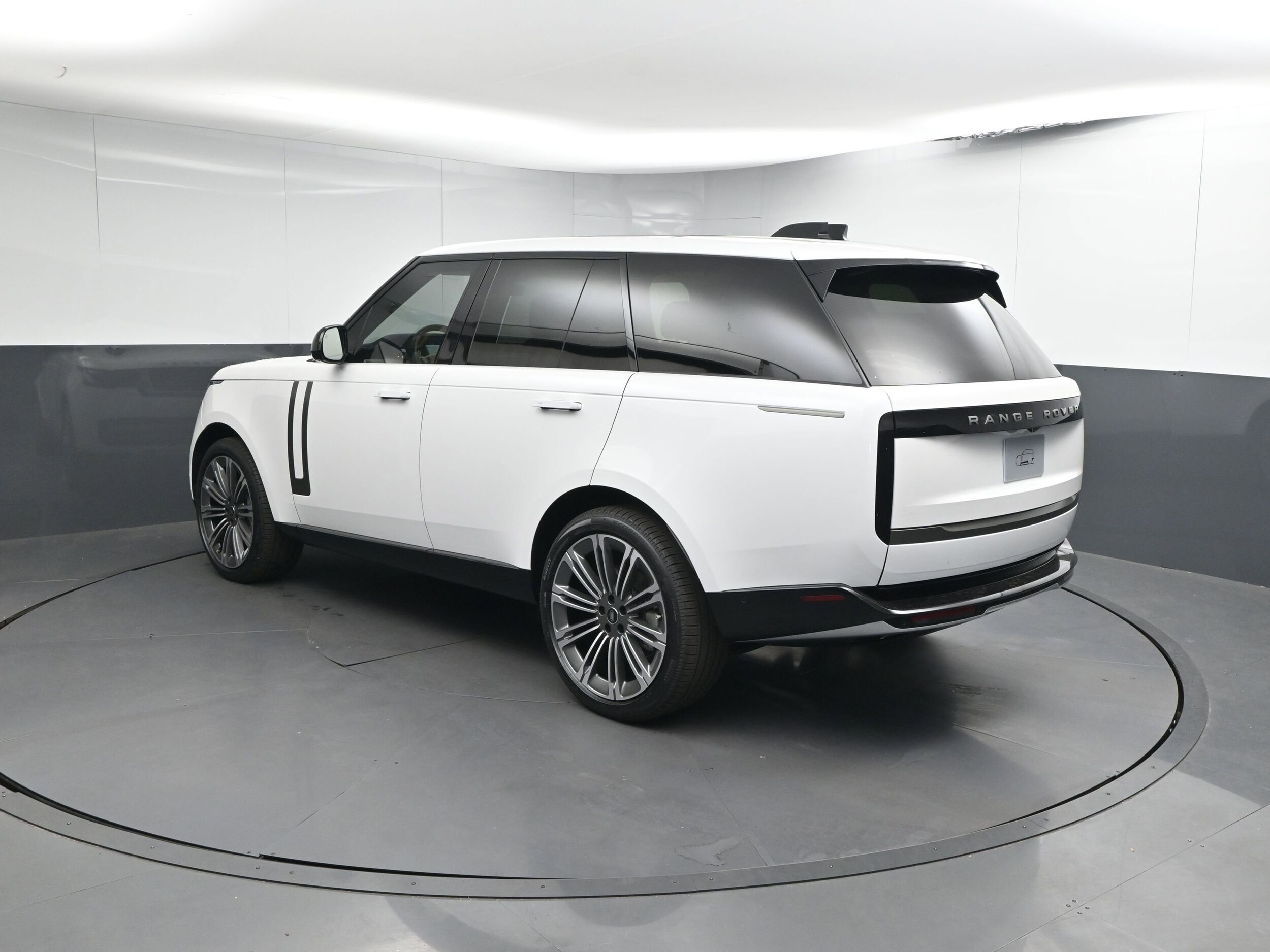 2025 Land Rover Range Rover SE photo 3