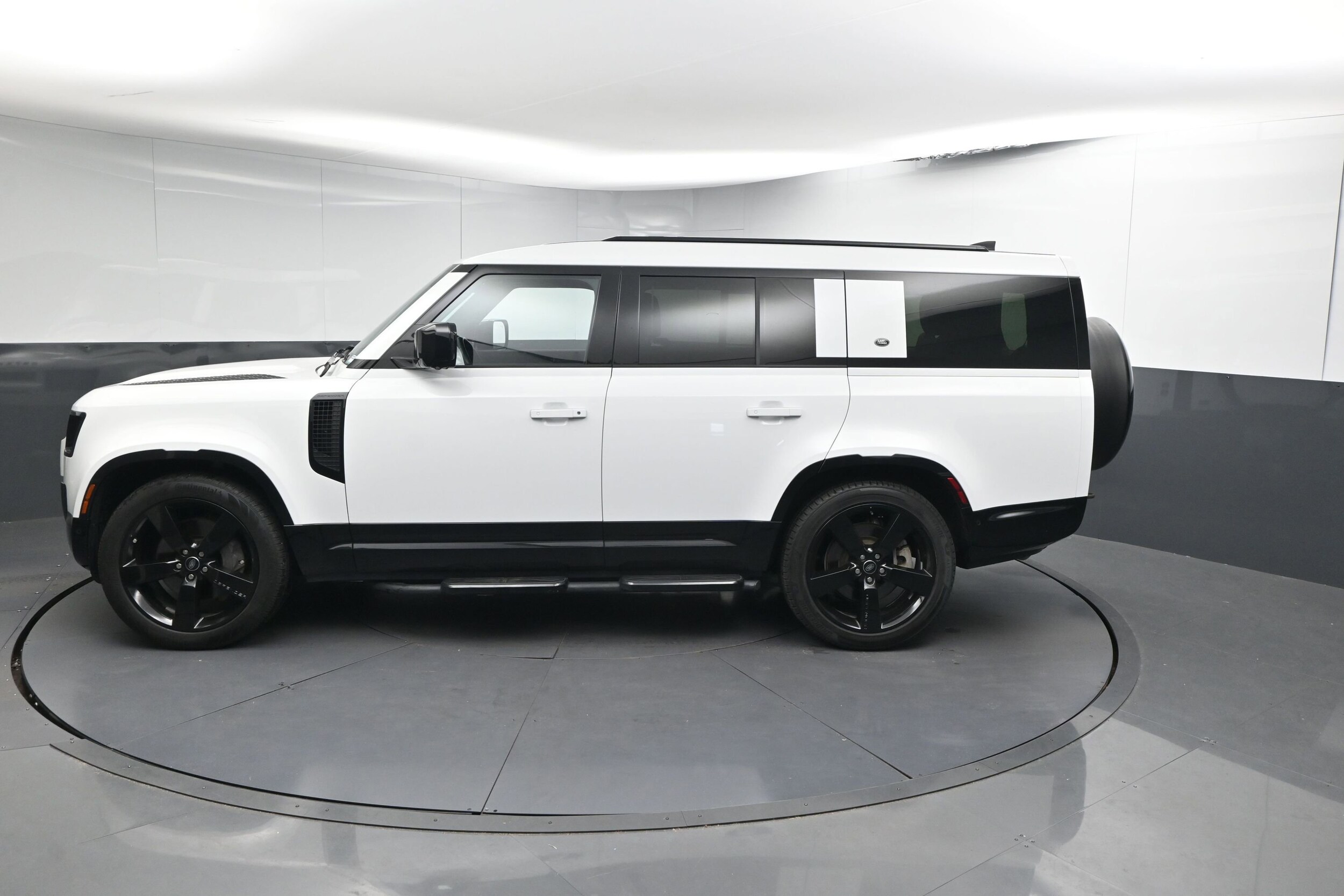 2023 Land Rover Defender 130 X-Dynamic SE photo 2