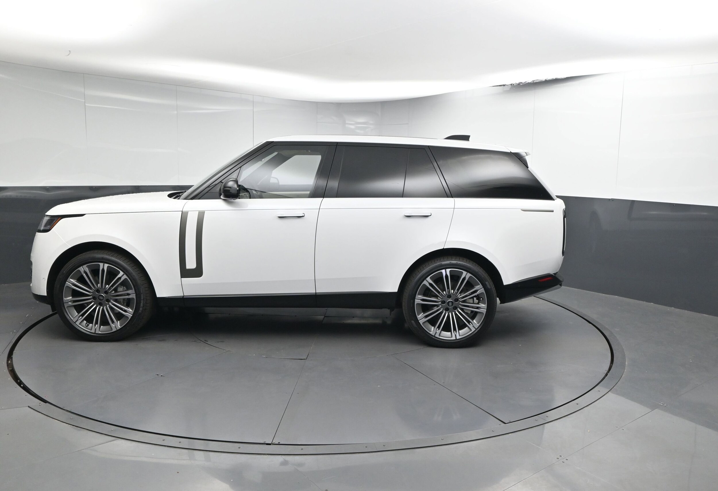 2025 Land Rover Range Rover SE photo 2