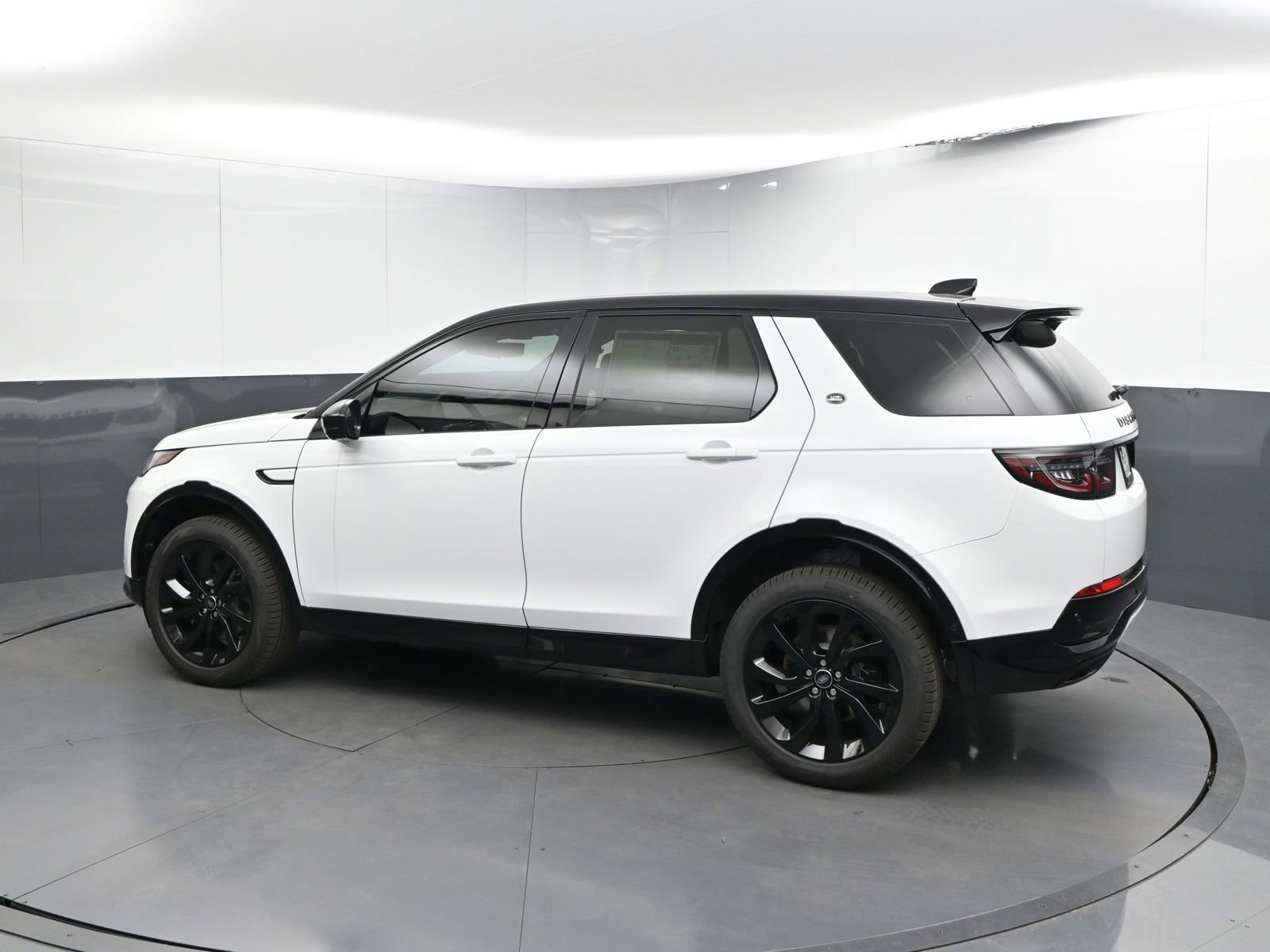 2025 Land Rover Discovery Sport Dynamic SE photo 3