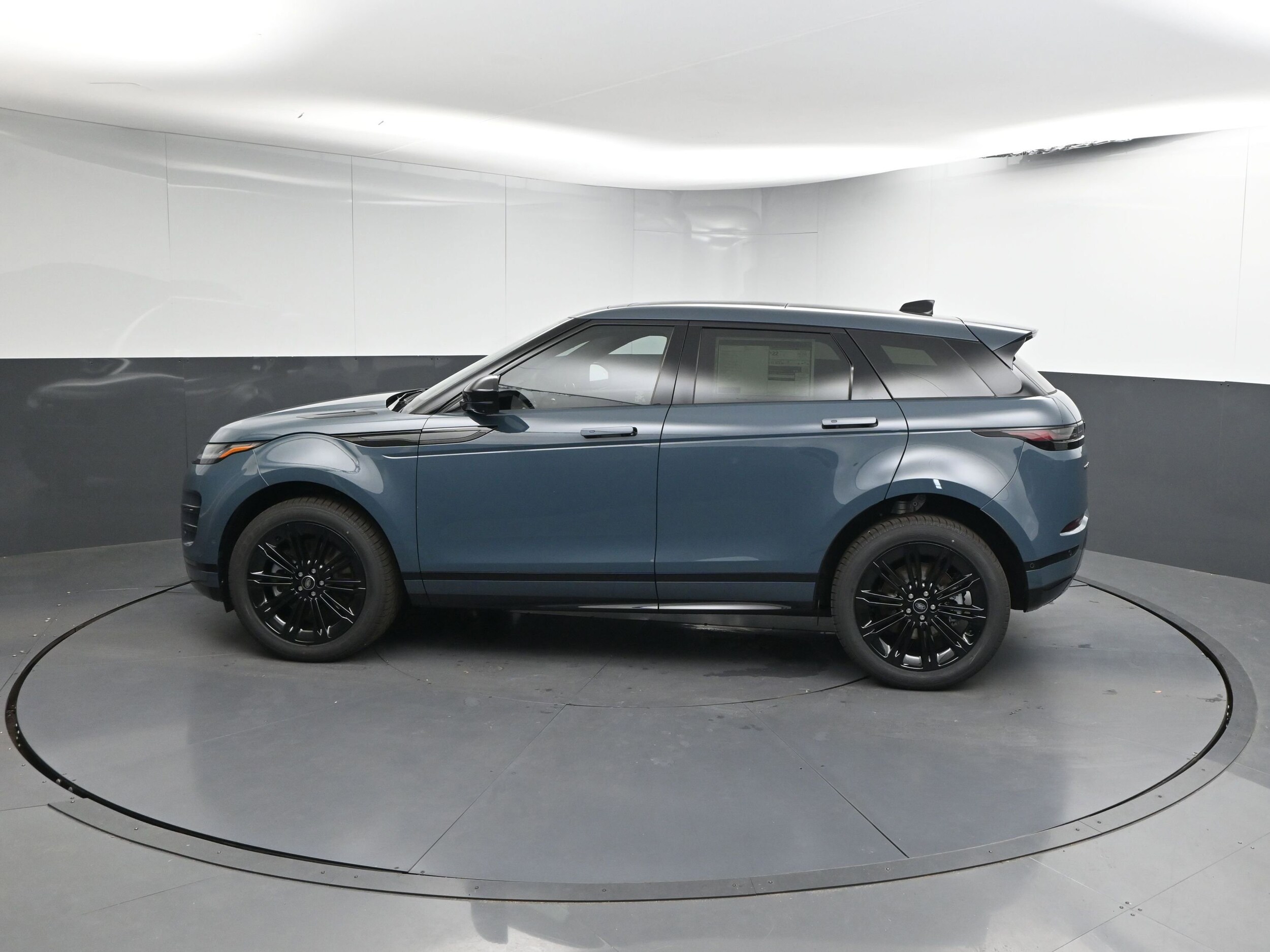 2026 Land Rover Range Rover Evoque Dynamic SE photo 2