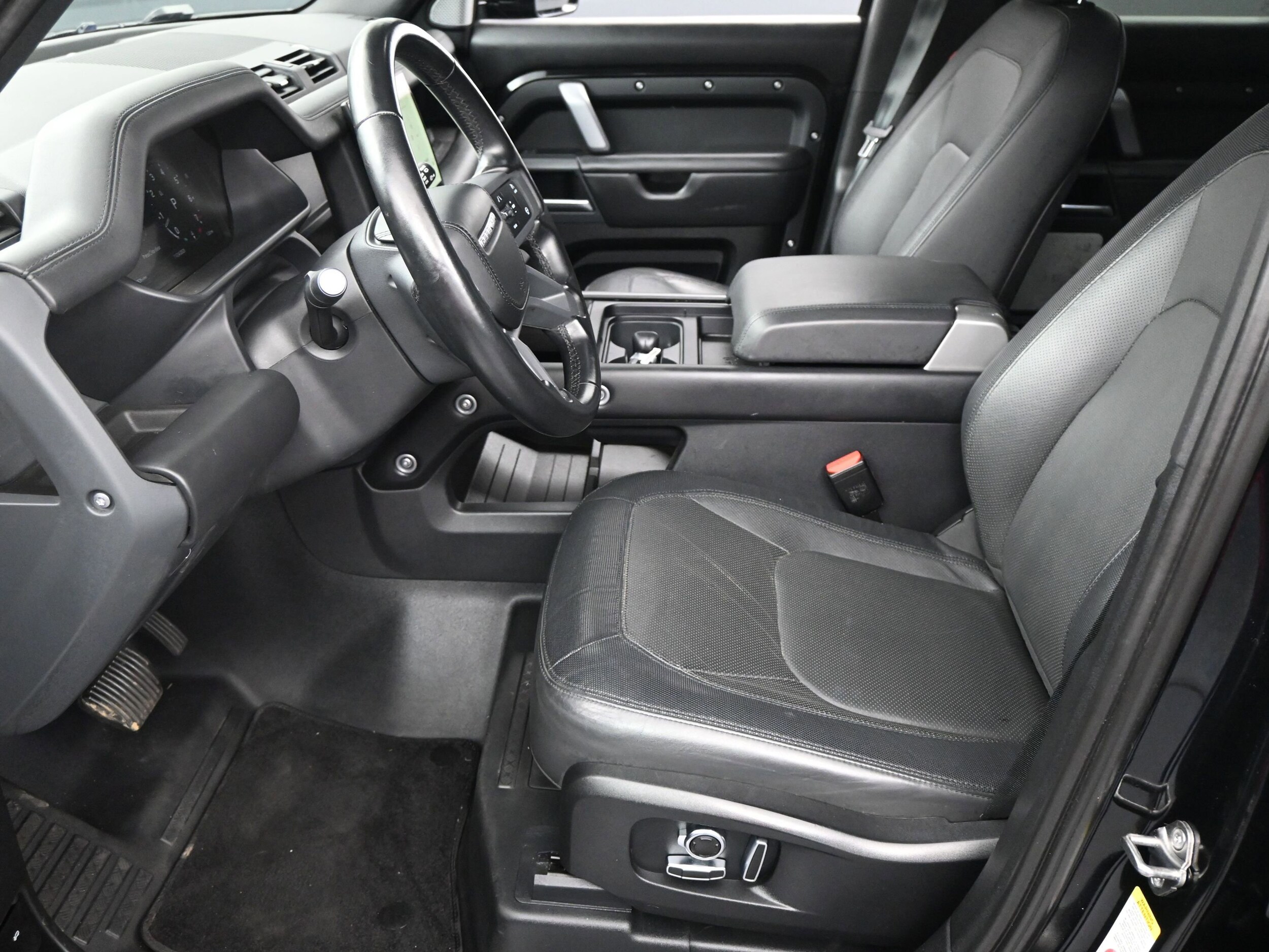 2023 Land Rover Defender 130 X-Dynamic SE photo 3