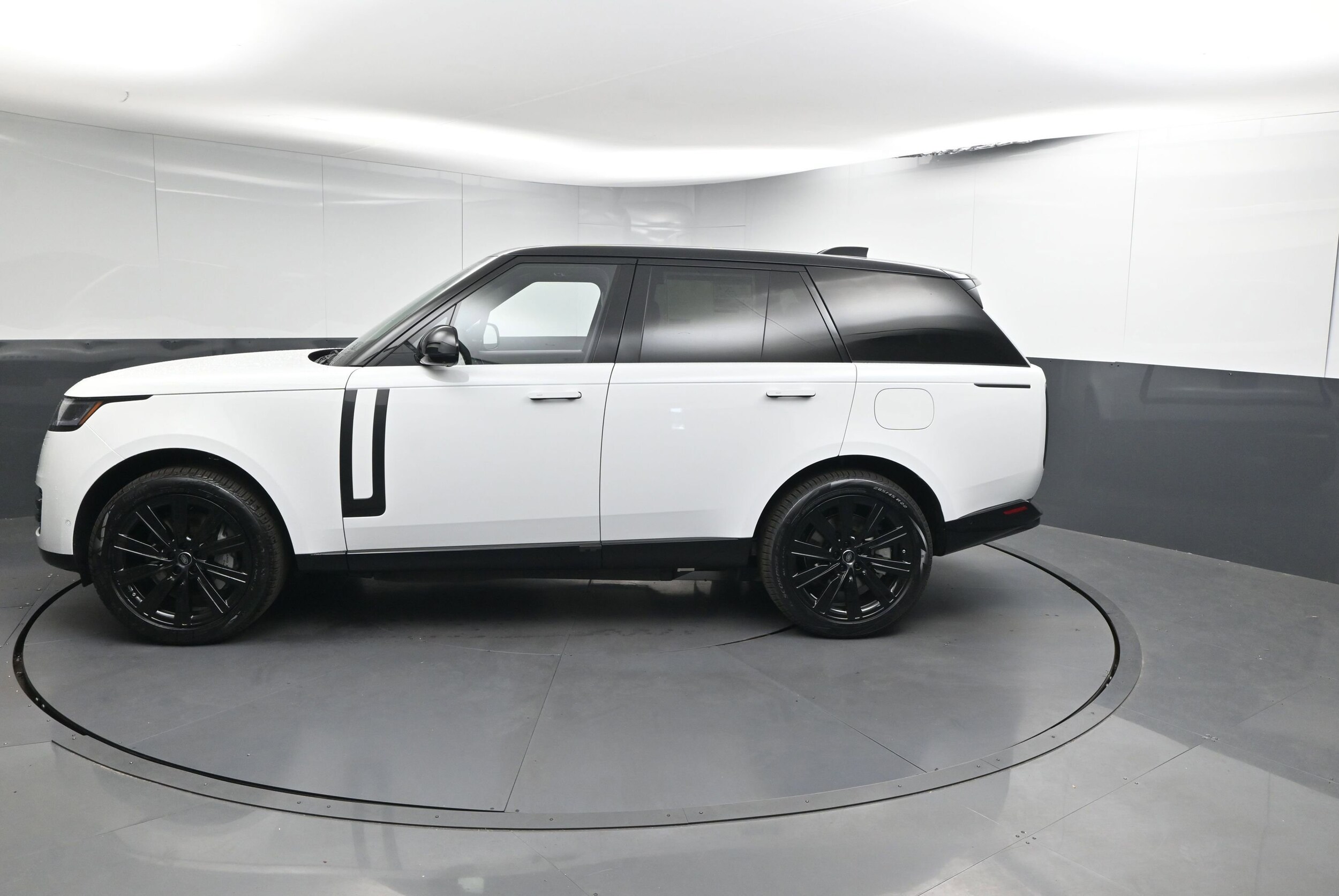 2025 Land Rover Range Rover SE photo 2