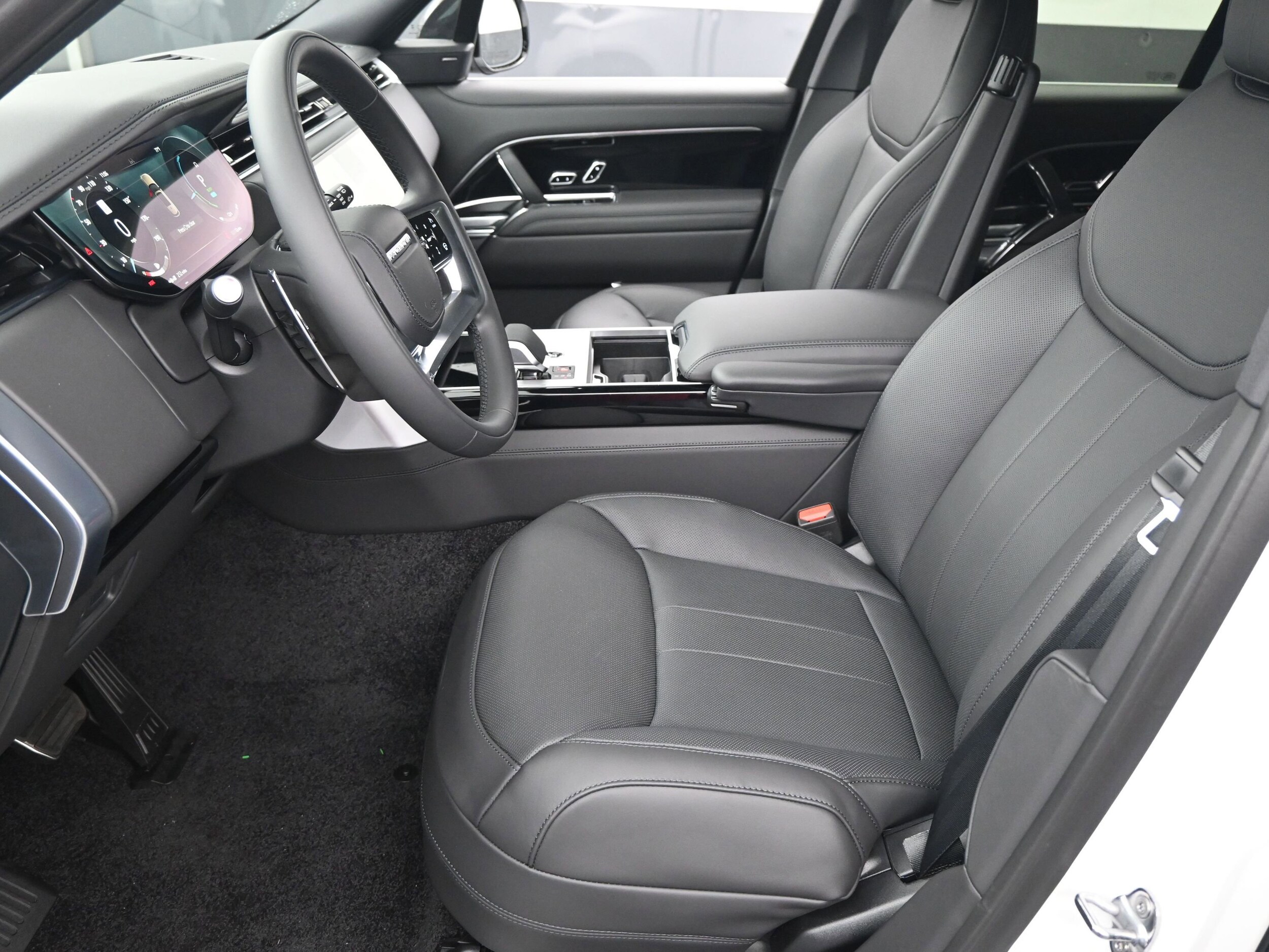 2025 Land Rover Range Rover SE photo 4