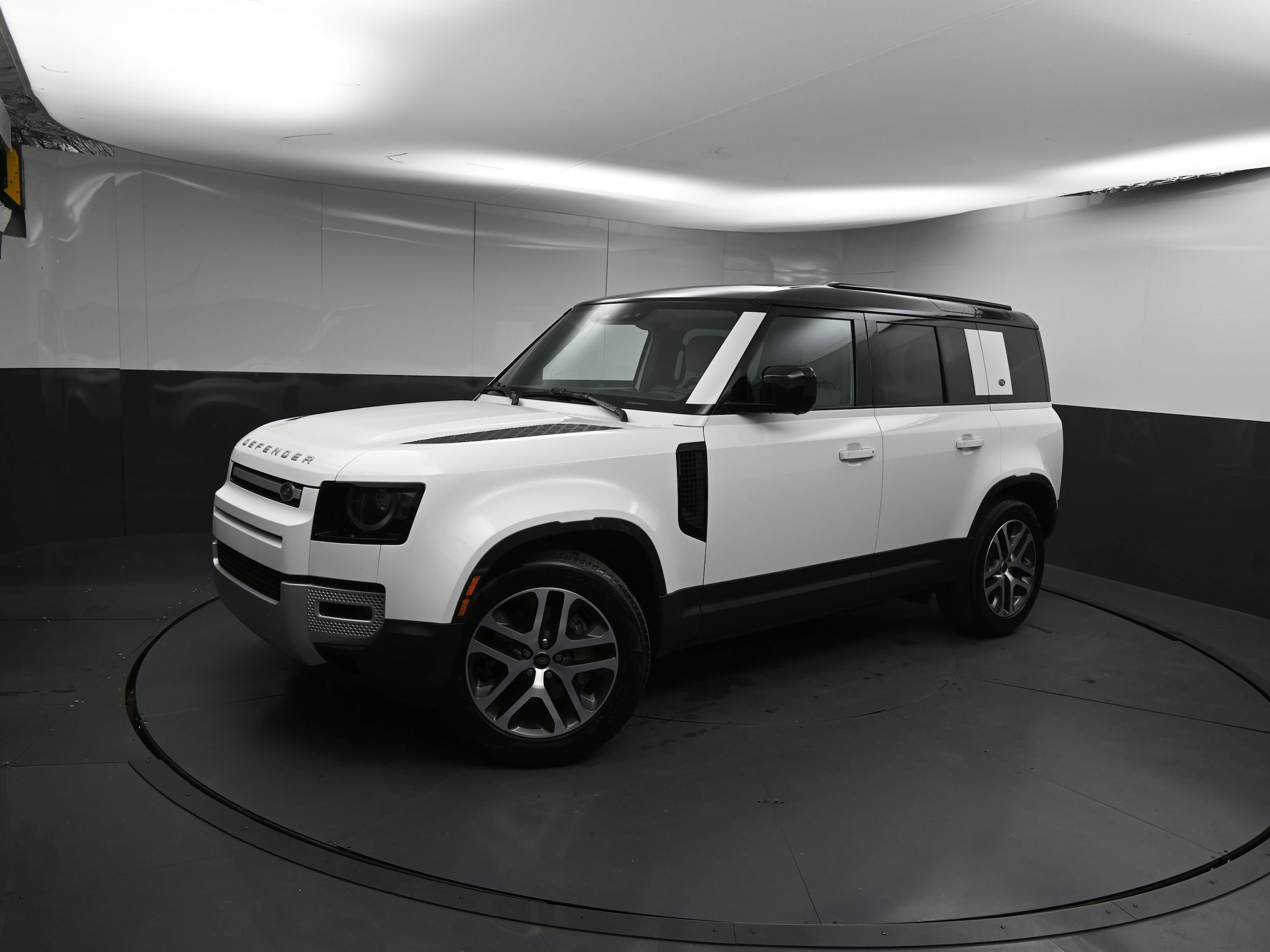 2024 Land Rover Defender S's photo