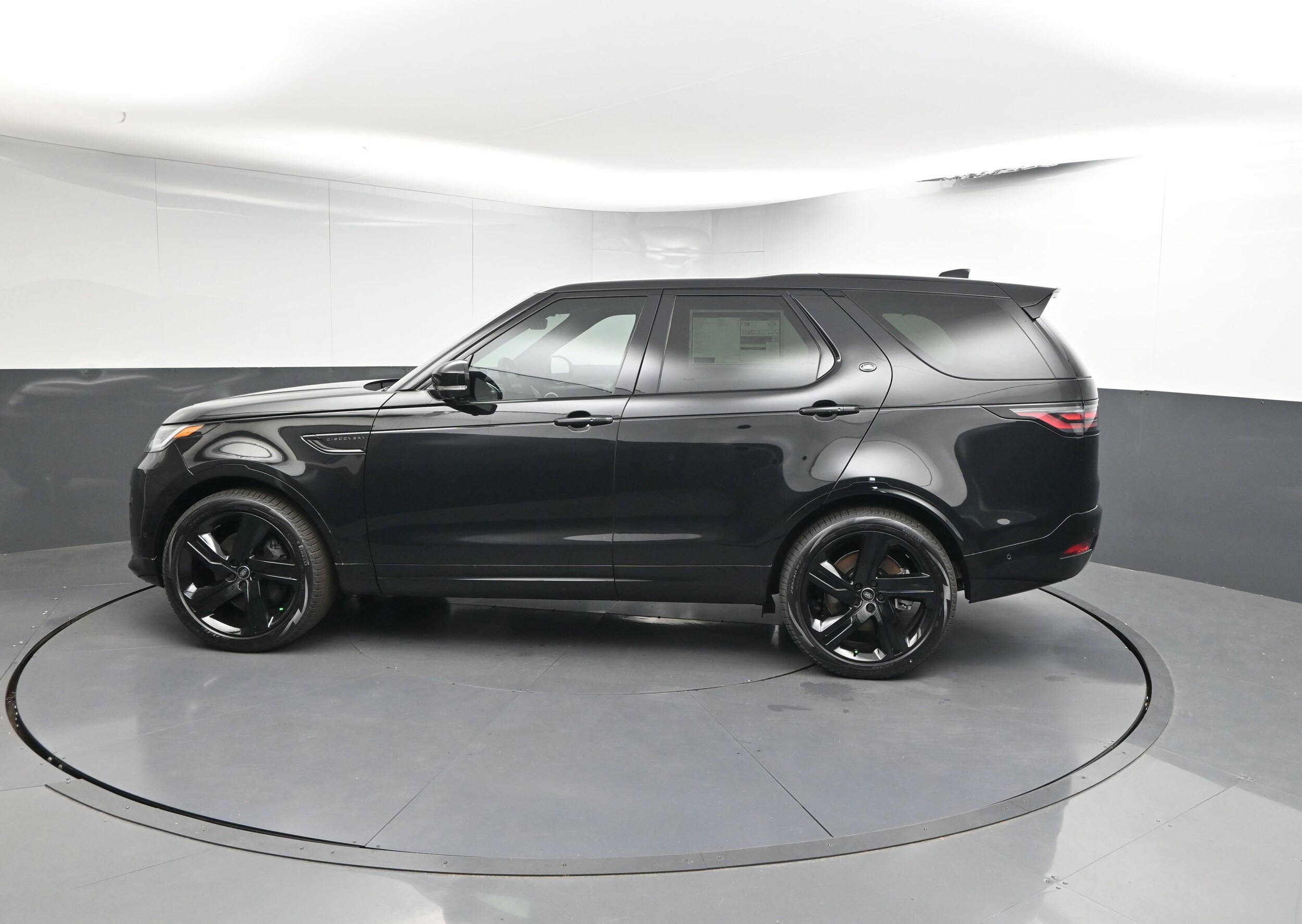 2025 Land Rover Discovery SE photo 2
