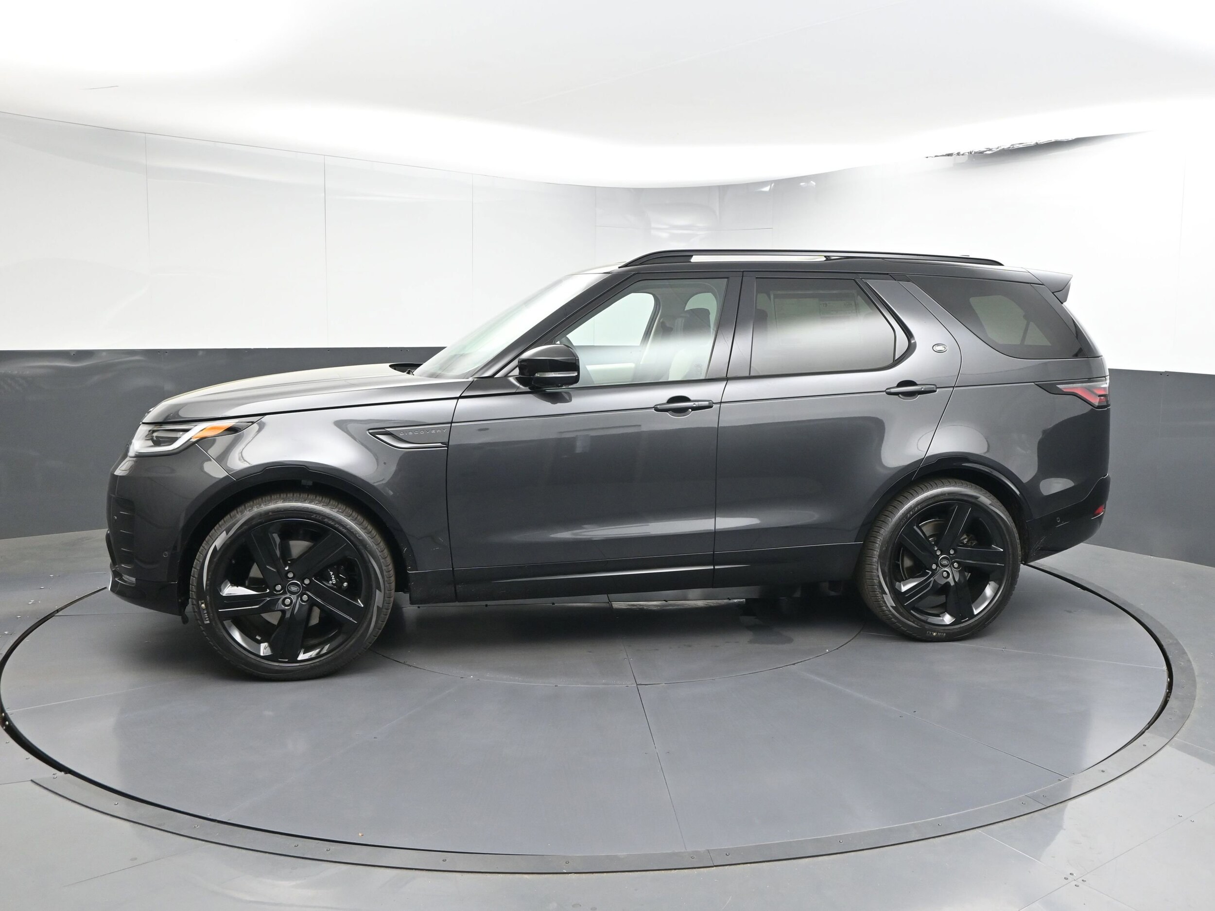 2025 Land Rover Discovery Metropolitan Edition photo 2