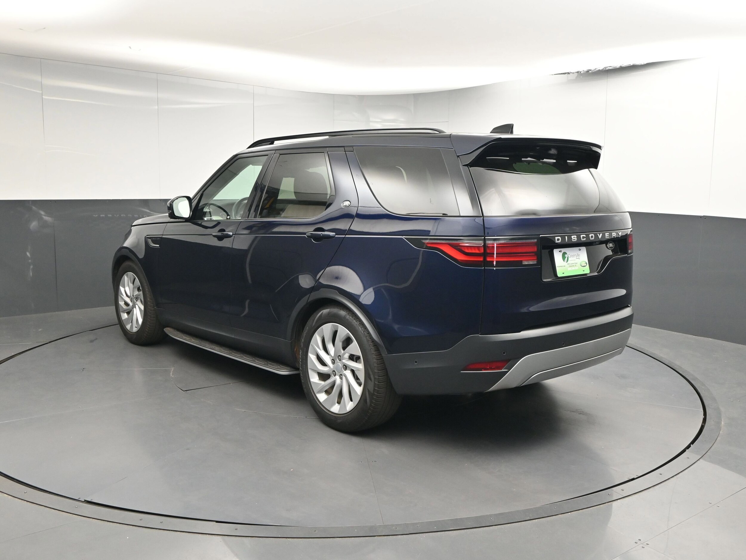 2023 Land Rover Discovery P300 S photo 3