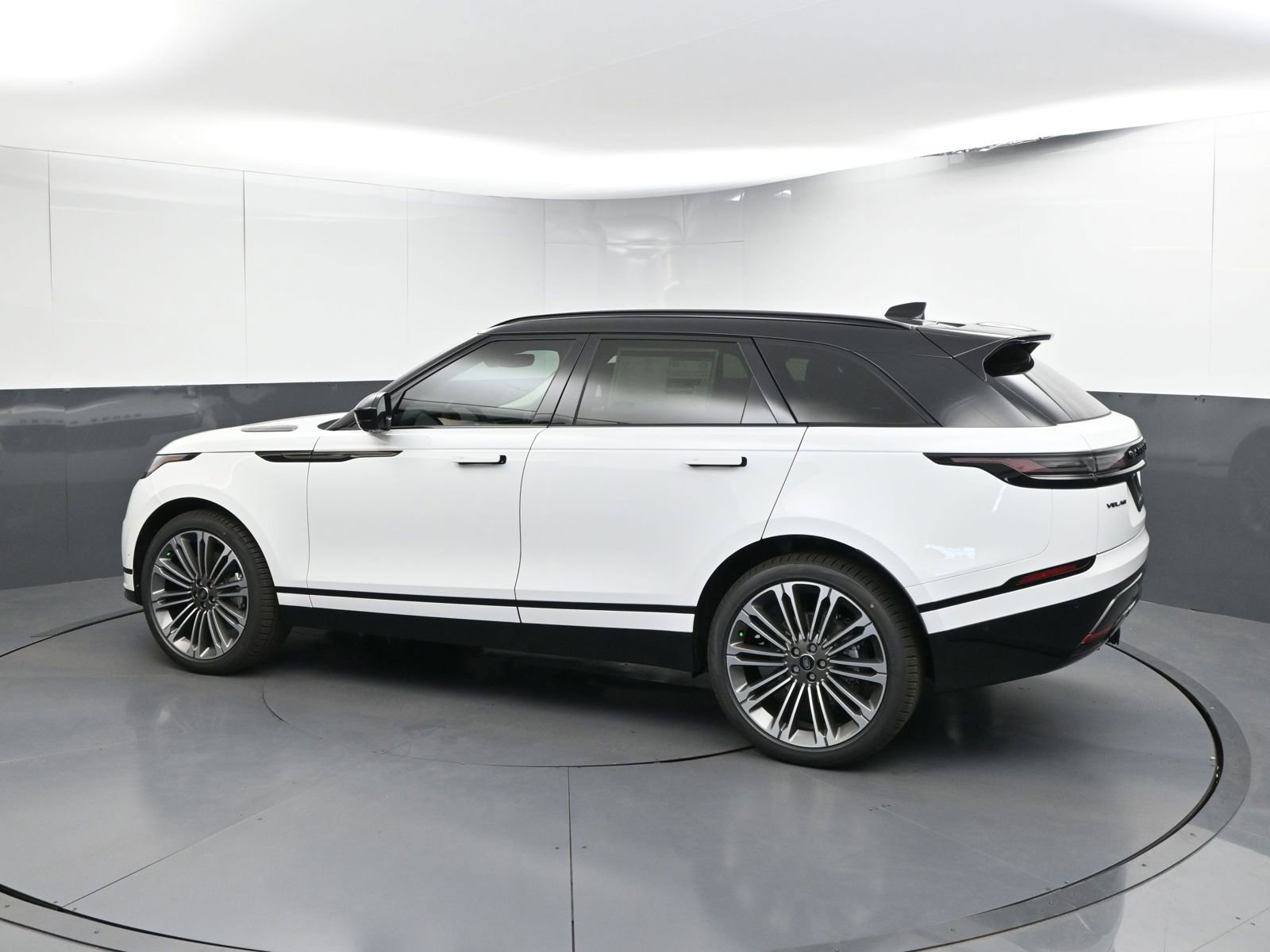 2025 Land Rover Range Rover Velar P400 Dynamic HSE photo 3