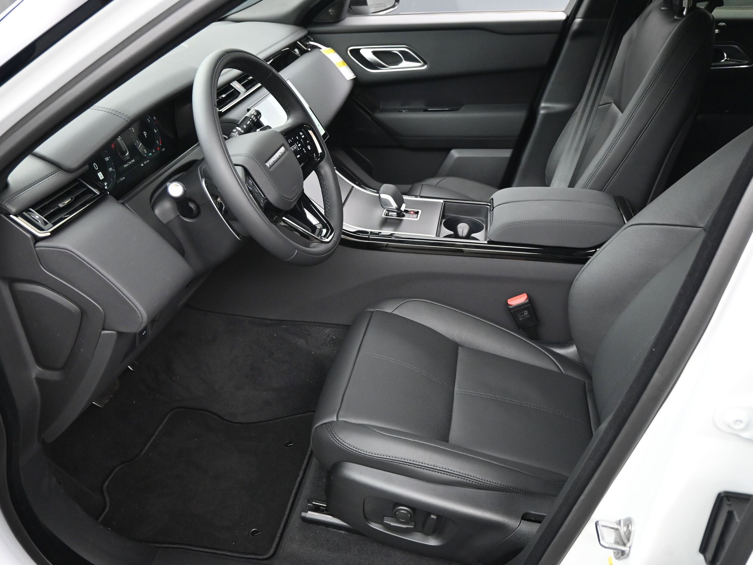 2026 Land Rover Range Rover Velar SE photo 3