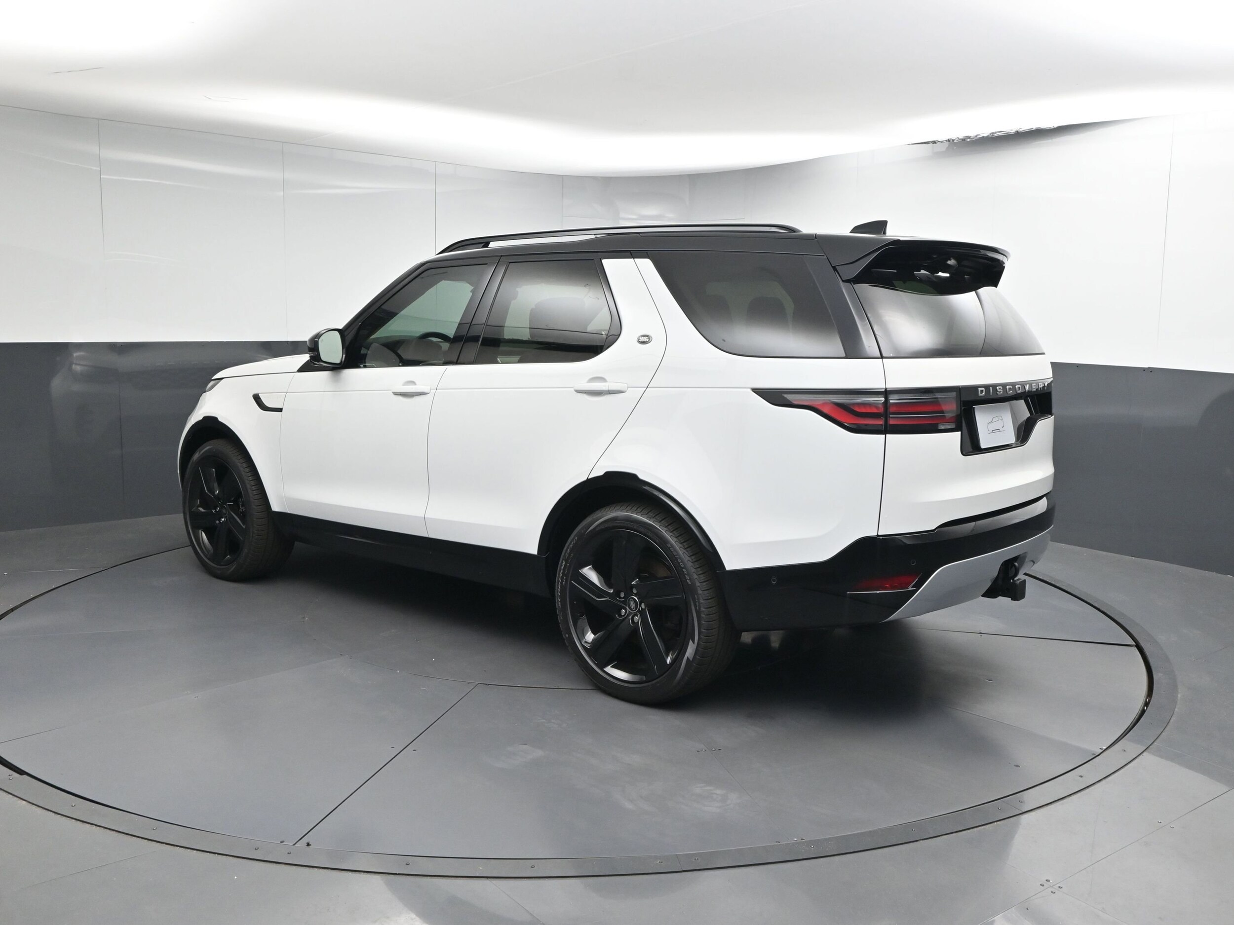 2025 Land Rover Discovery Metropolitan Edition photo 3