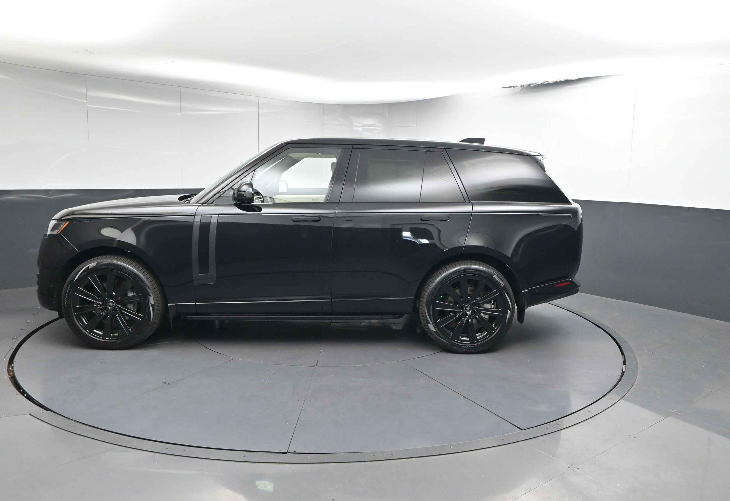 2025 Land Rover Range Rover SE photo 2