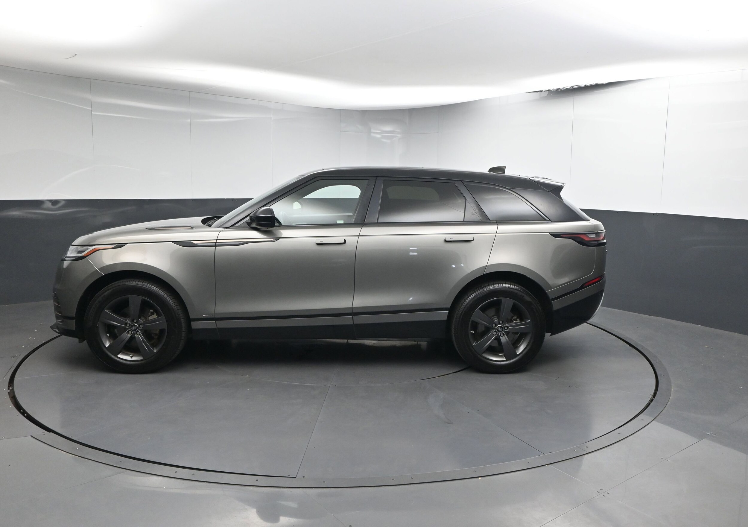 2020 Land Rover Range Rover Velar P250 R-Dynamic S photo 2