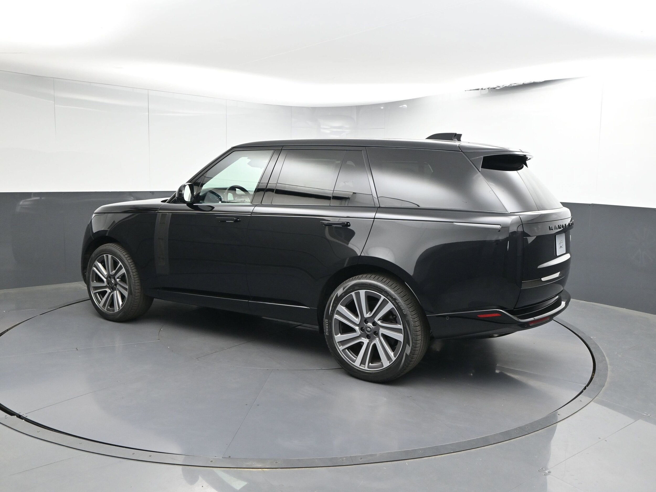 2025 Land Rover Range Rover SV photo 3