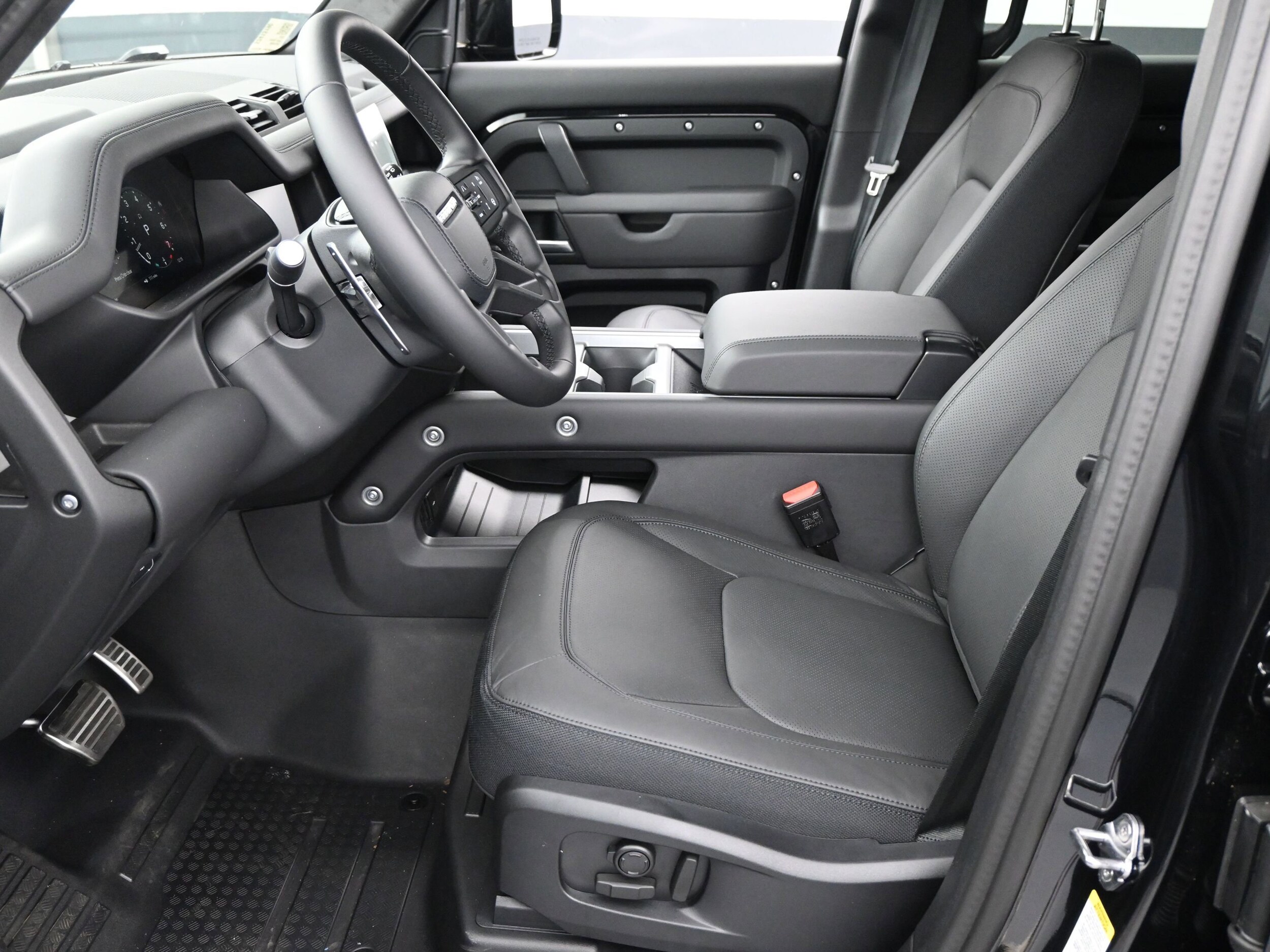 2025 Land Rover Defender 110 V8 photo 4
