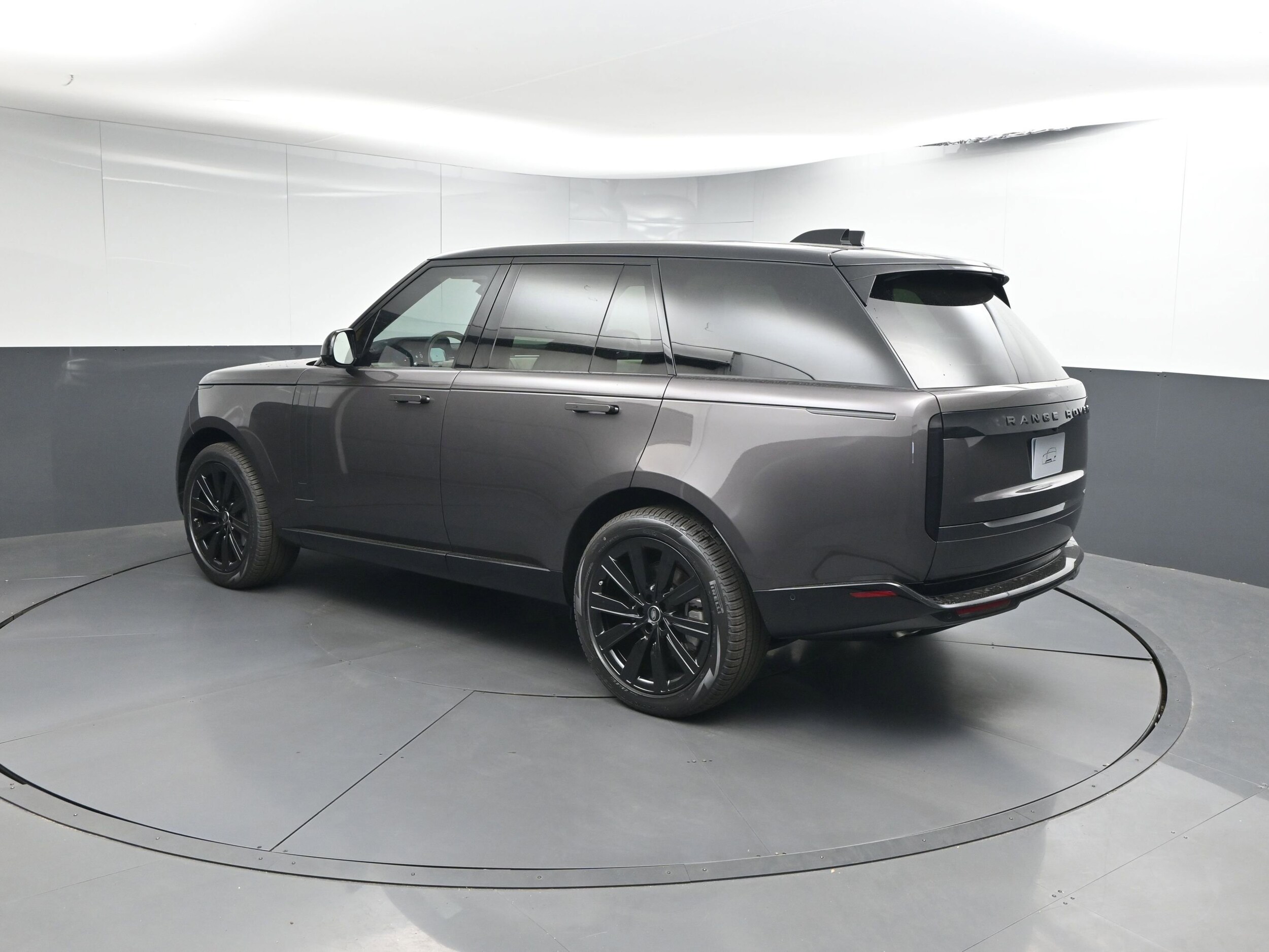 2025 Land Rover Range Rover SE photo 3