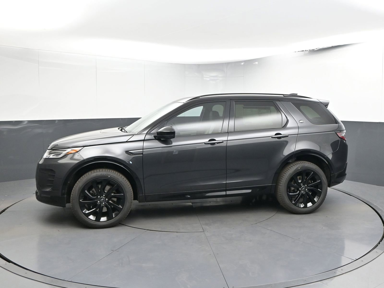 2025 Land Rover Discovery Sport Dynamic SE photo 2