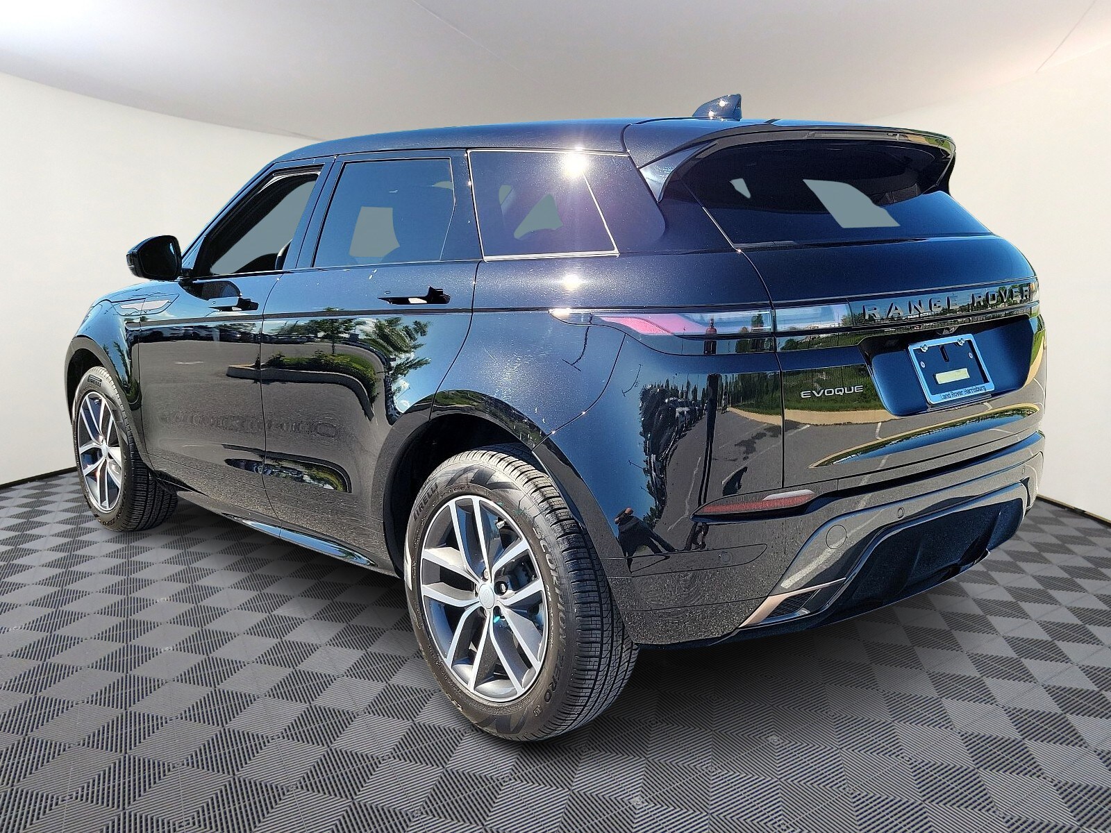 2024 Land Rover Range Rover Evoque Dynamic SE photo 3