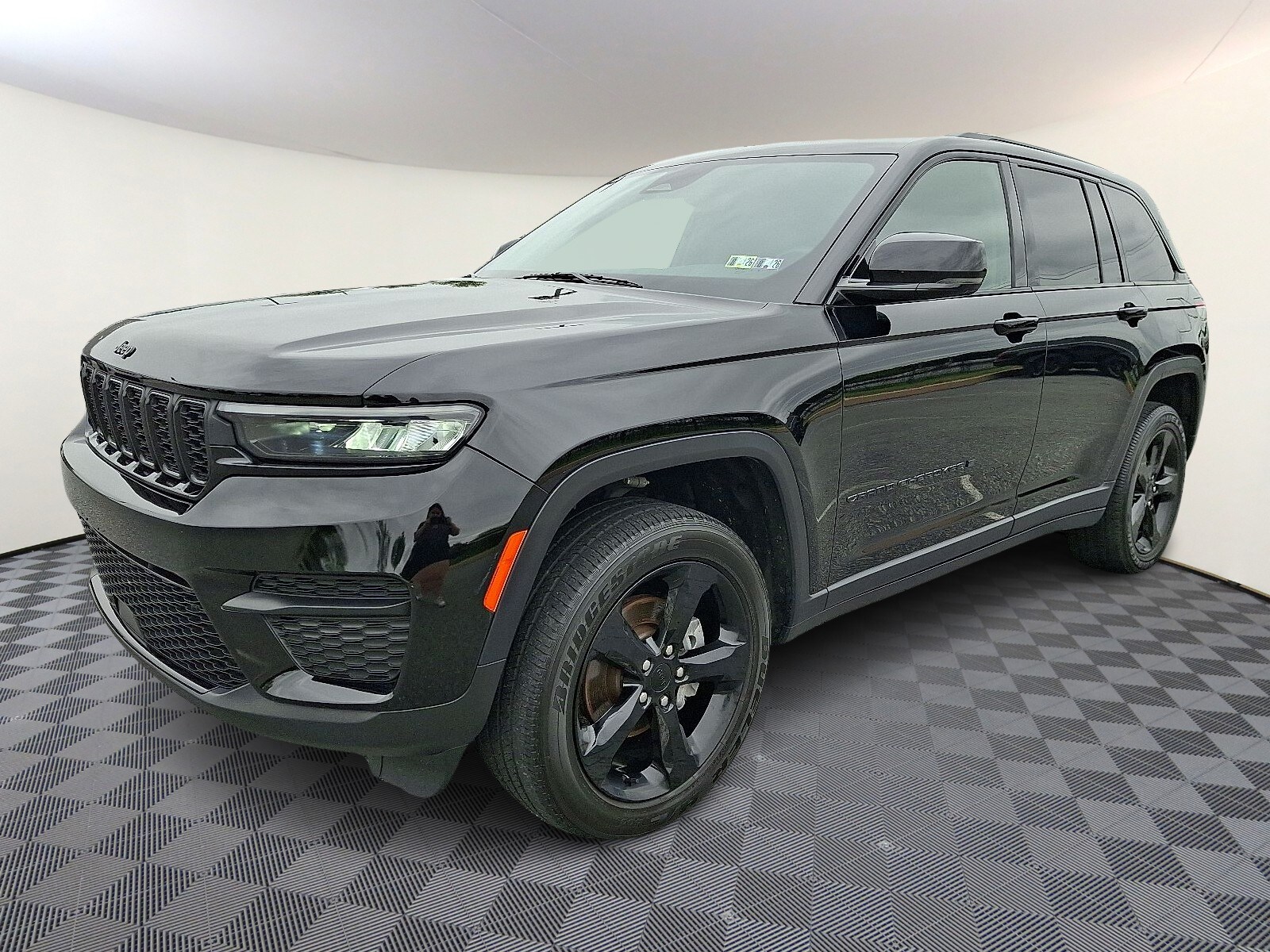 2023 Jeep Grand Cherokee Laredo photo 3