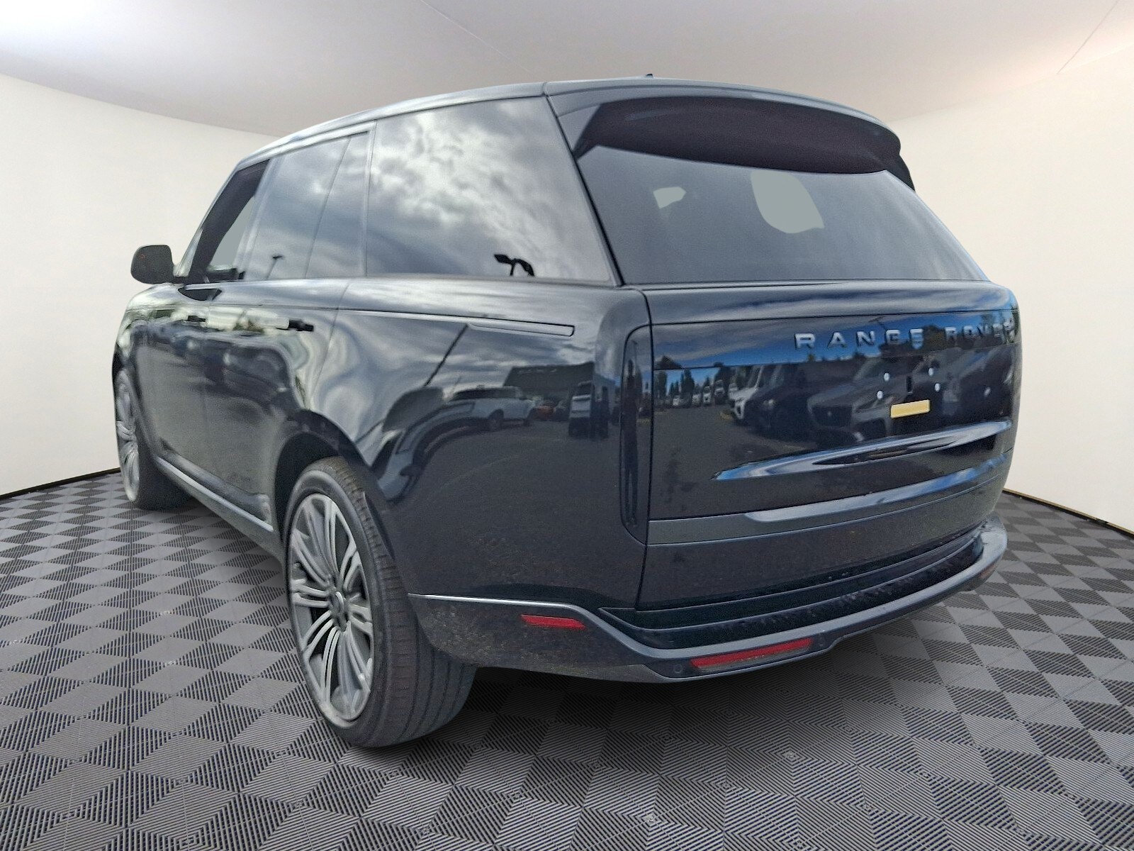 2025 Land Rover Range Rover SE photo 3