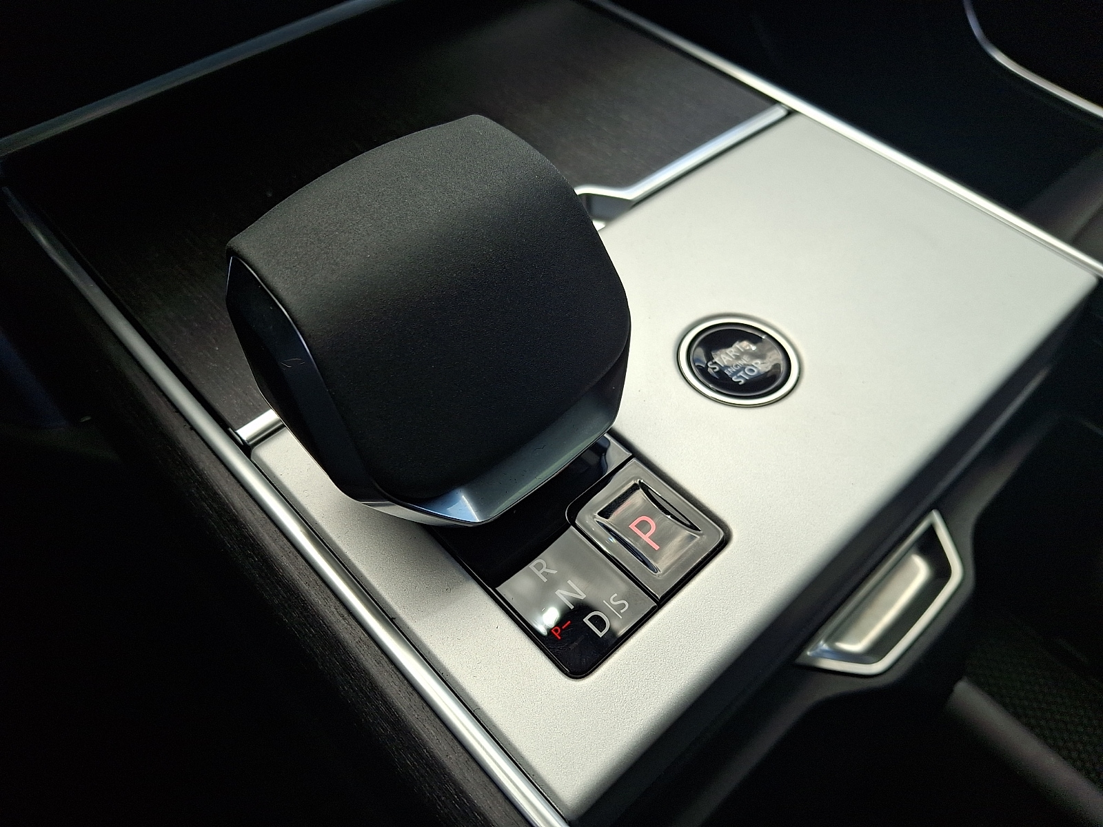 2026 Land Rover Range Rover SE - Photo 13
