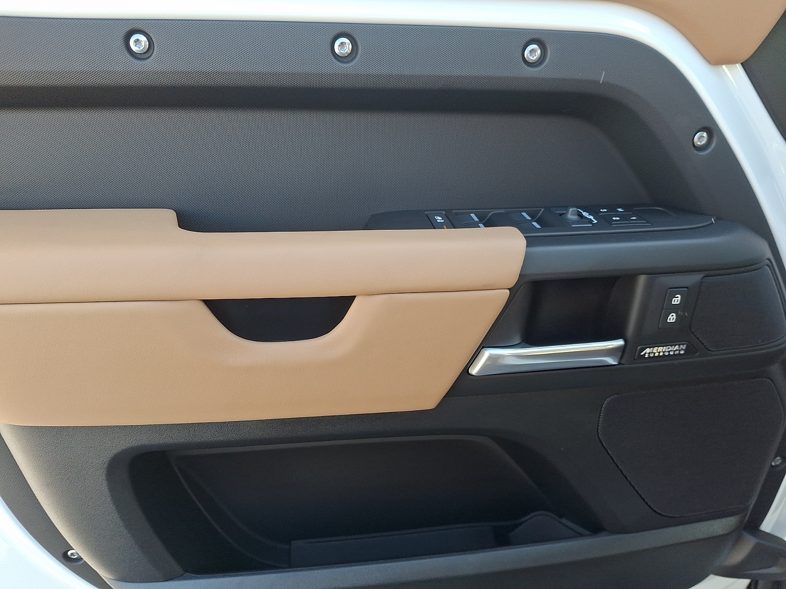 2026 Land Rover Defender X-Dynamic SE - Photo 10