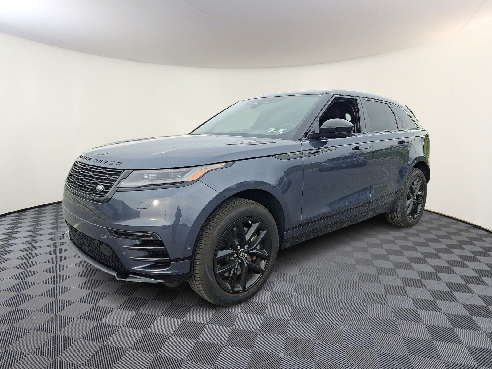 2026 Land Rover Range Rover Velar Dynamic SE's photo