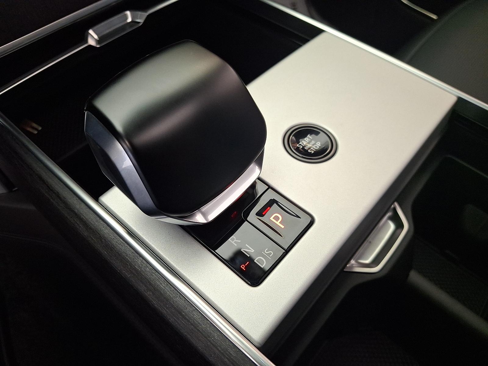 2026 Land Rover Range Rover SV - Photo 13