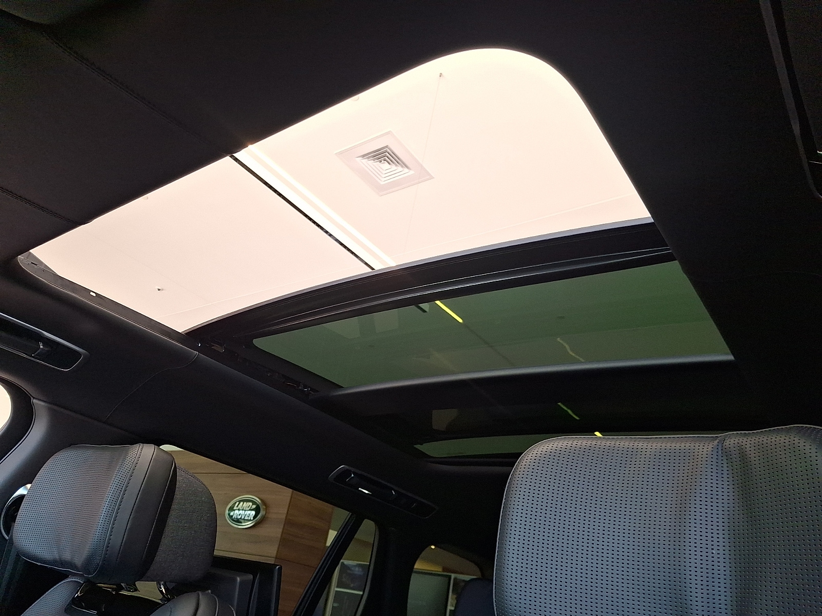 2026 Land Rover Range Rover SV - Photo 12