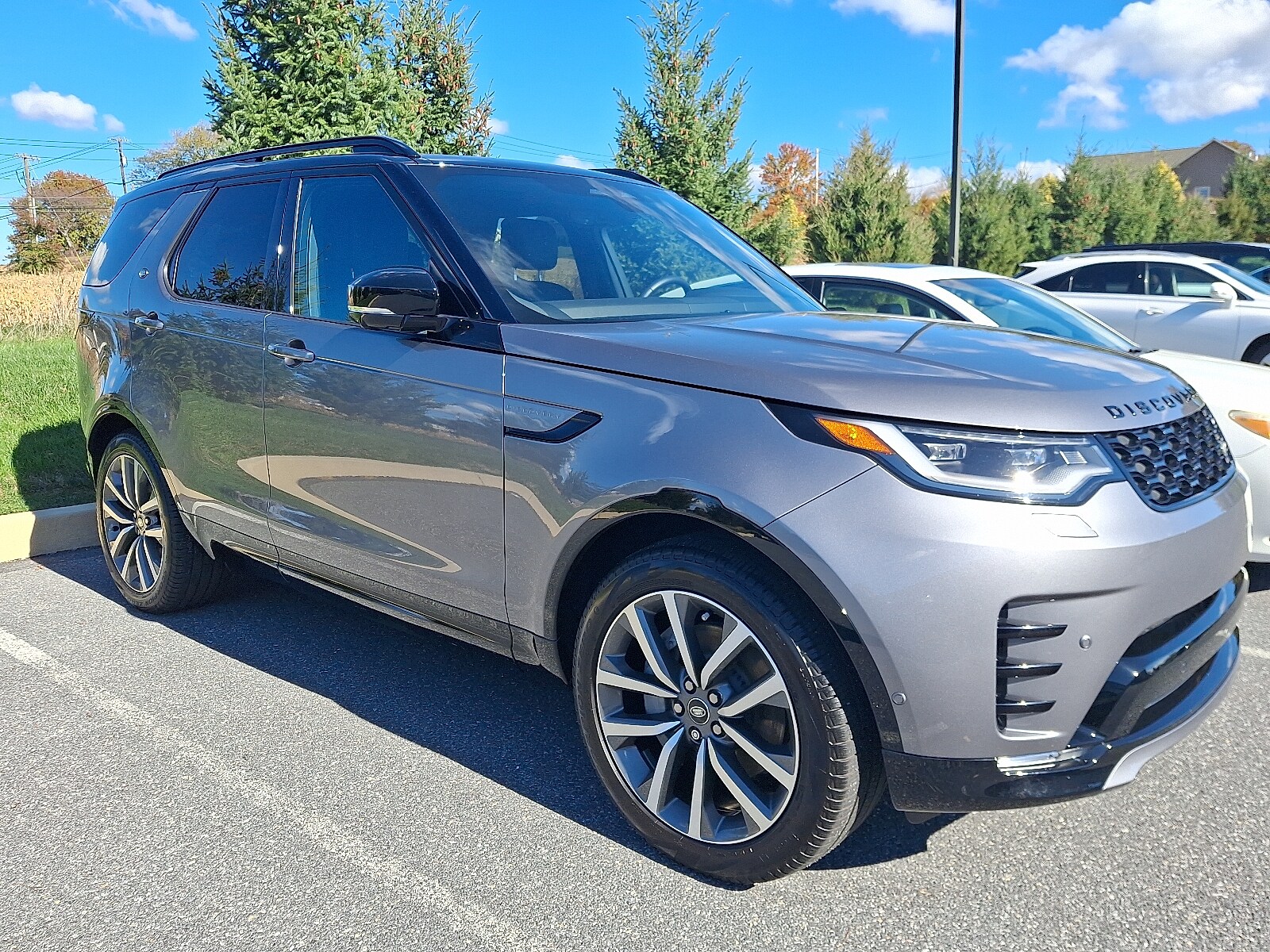 2025 Land Rover Discovery P300 Dynamic SE photo 2