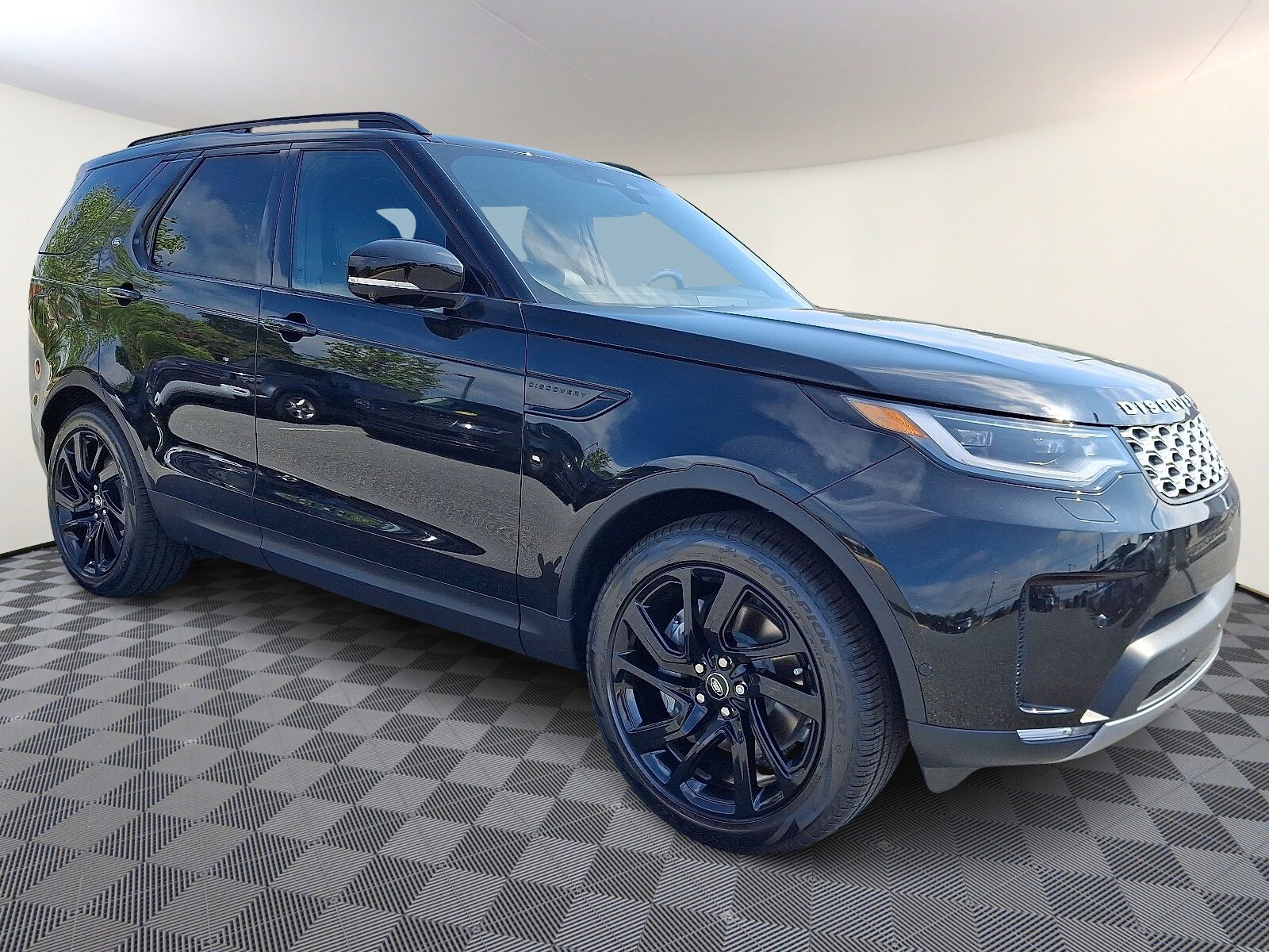 2025 Land Rover Discovery S photo 3