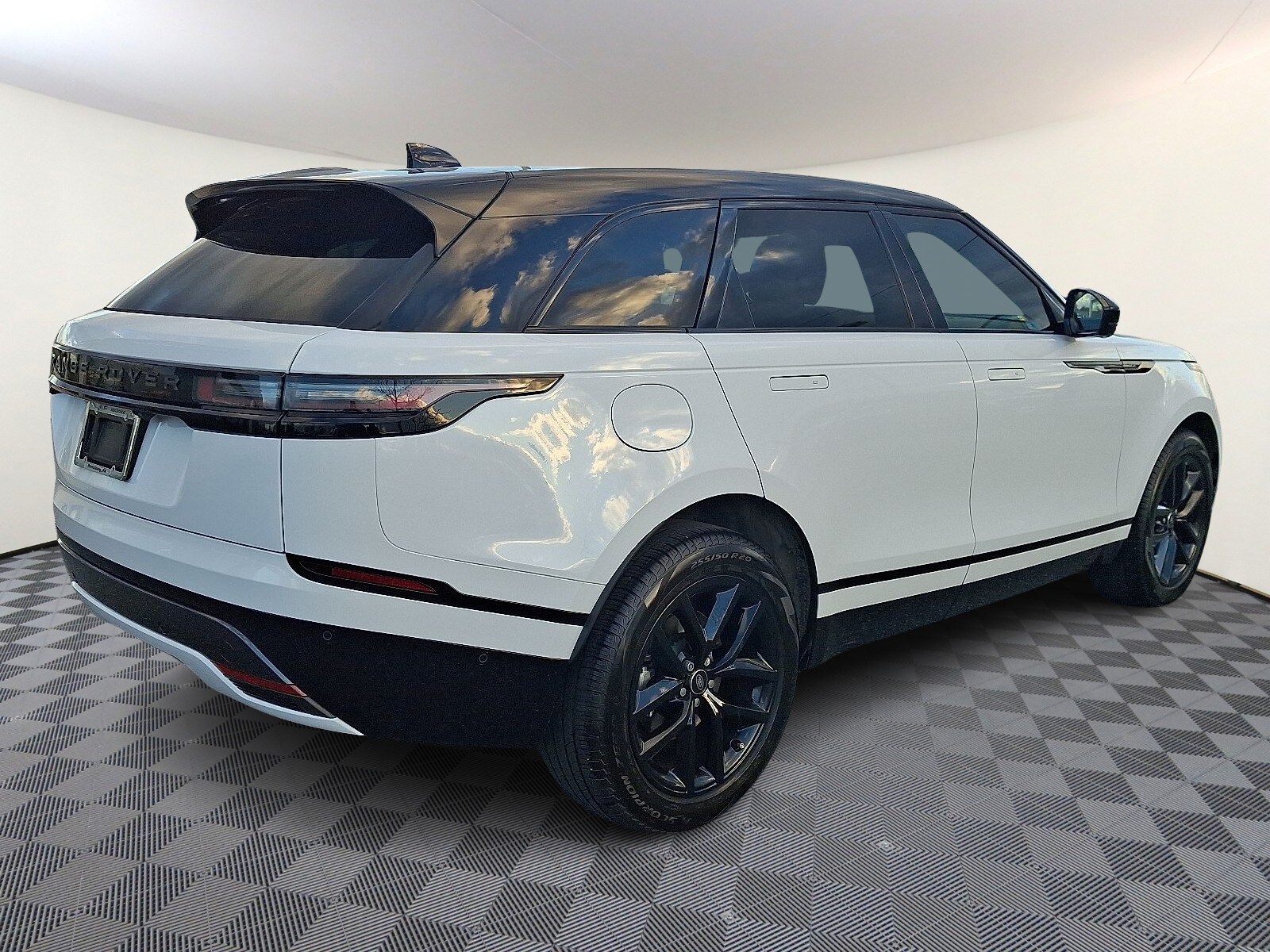 2026 Land Rover Range Rover Velar P250 Dynamic SE photo 4