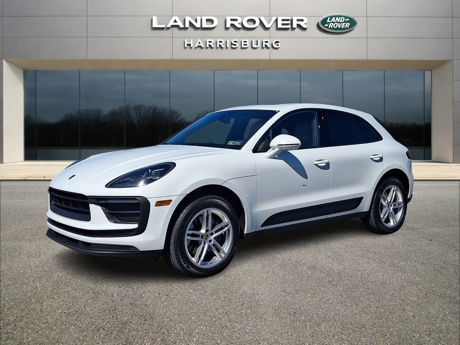 2022 Porsche Macan -'s photo