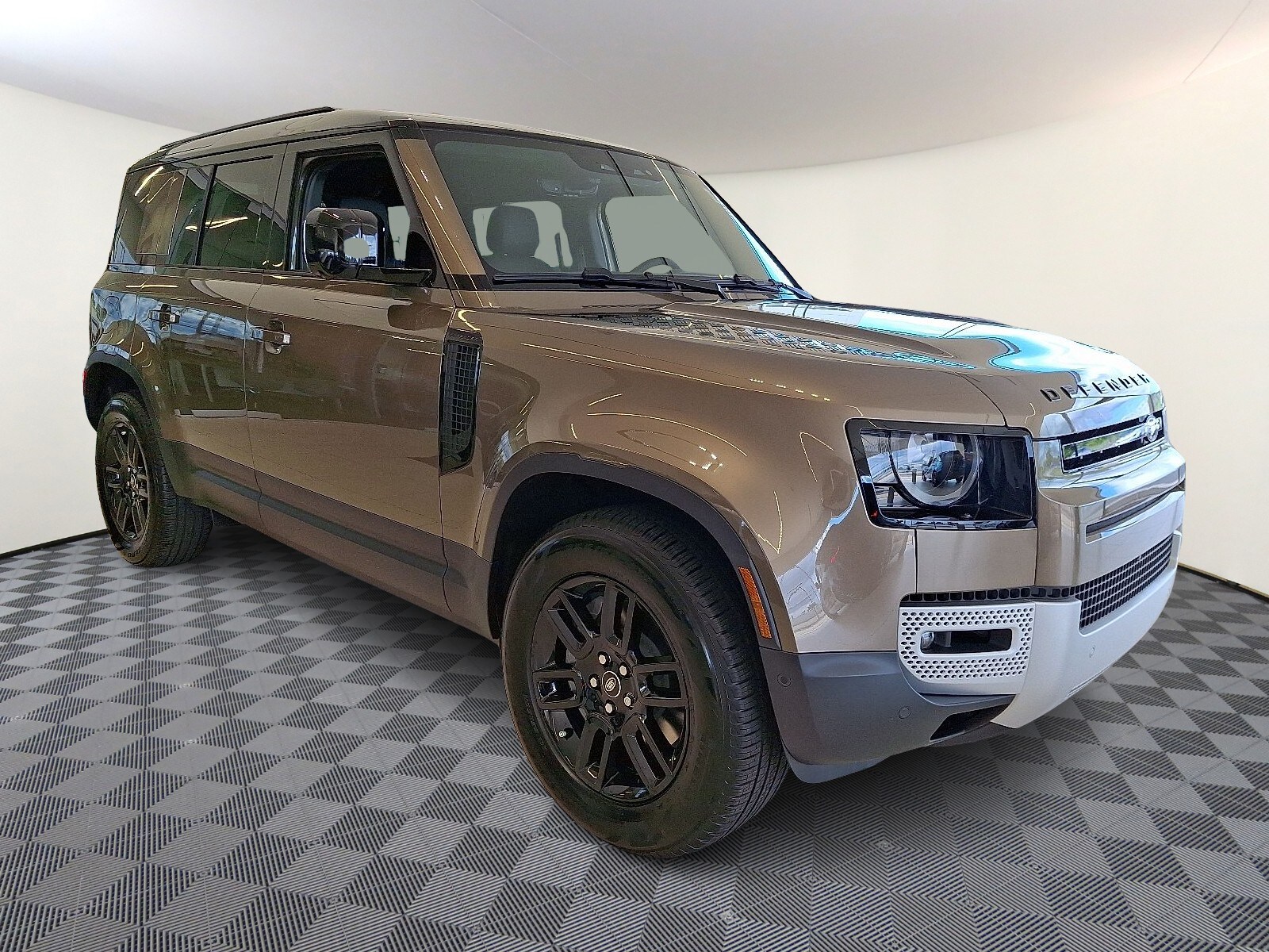 2025 Land Rover Defender 110 S photo 3