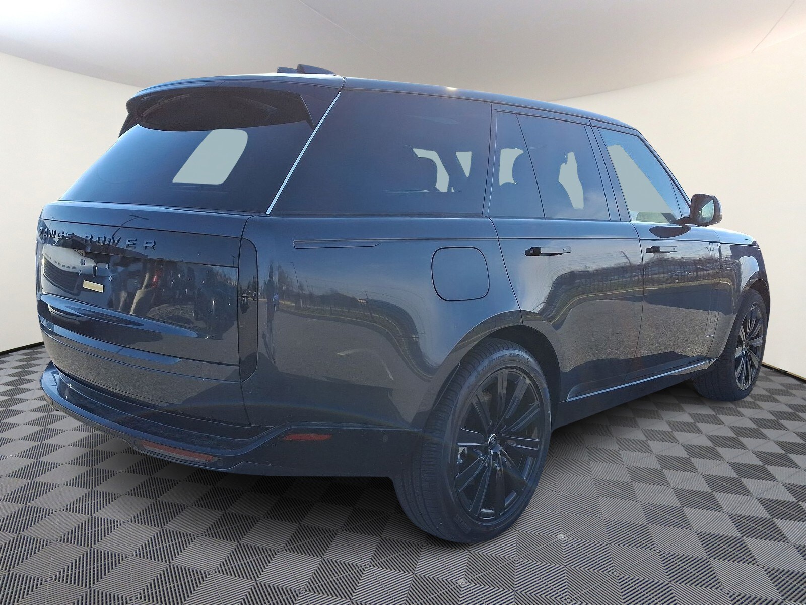 2025 Land Rover Range Rover SE photo 3