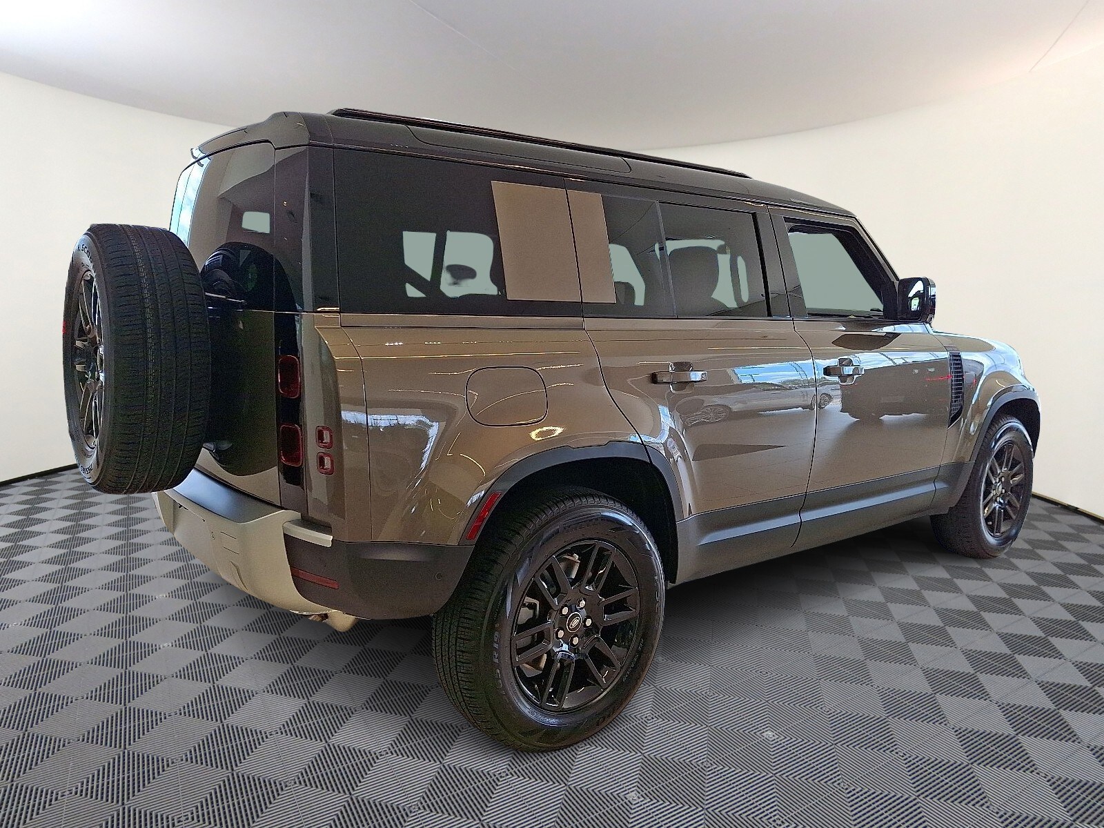2025 Land Rover Defender 110 S photo 2