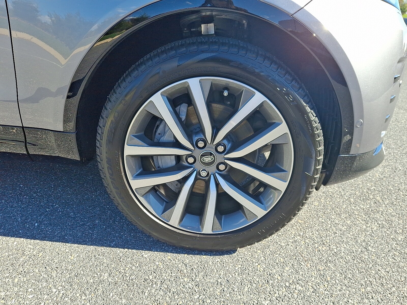 2025 Land Rover Discovery P300 Dynamic SE photo 3