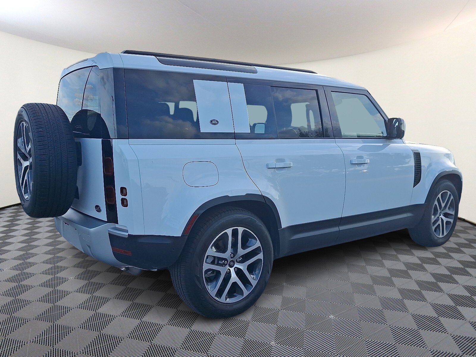 2023 Land Rover Defender 110 SE photo 3