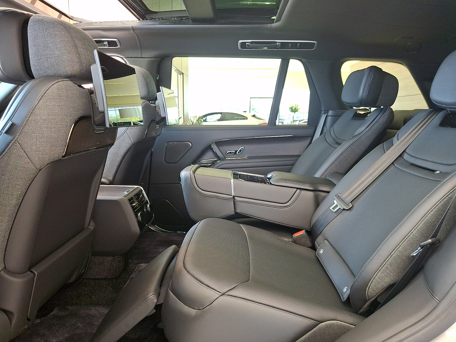 2026 Land Rover Range Rover SV - Photo 8