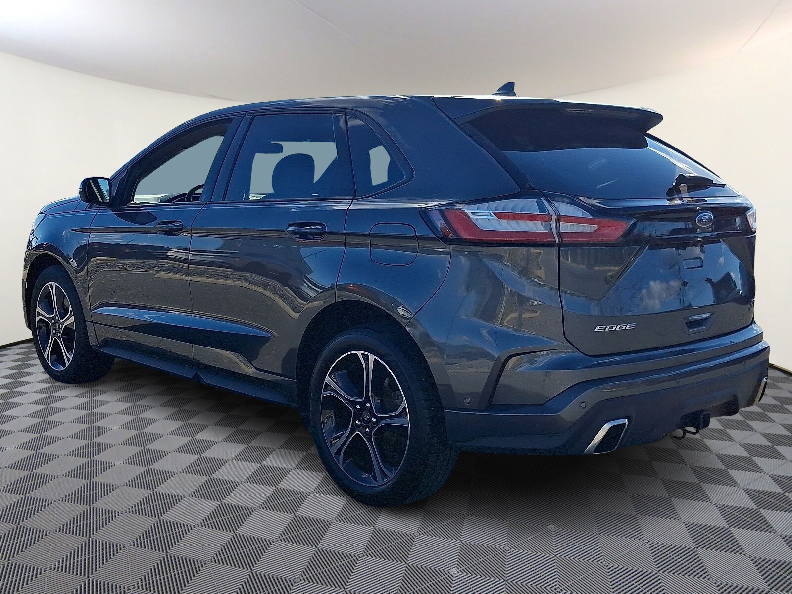 2019 Ford Edge ST photo 4