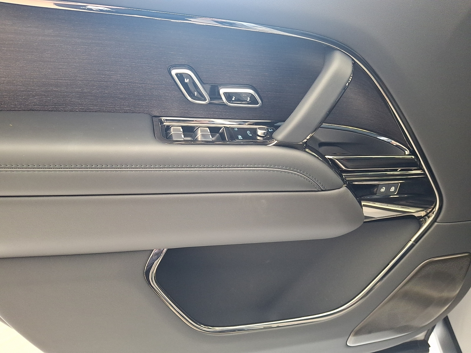 2026 Land Rover Range Rover SV - Photo 10