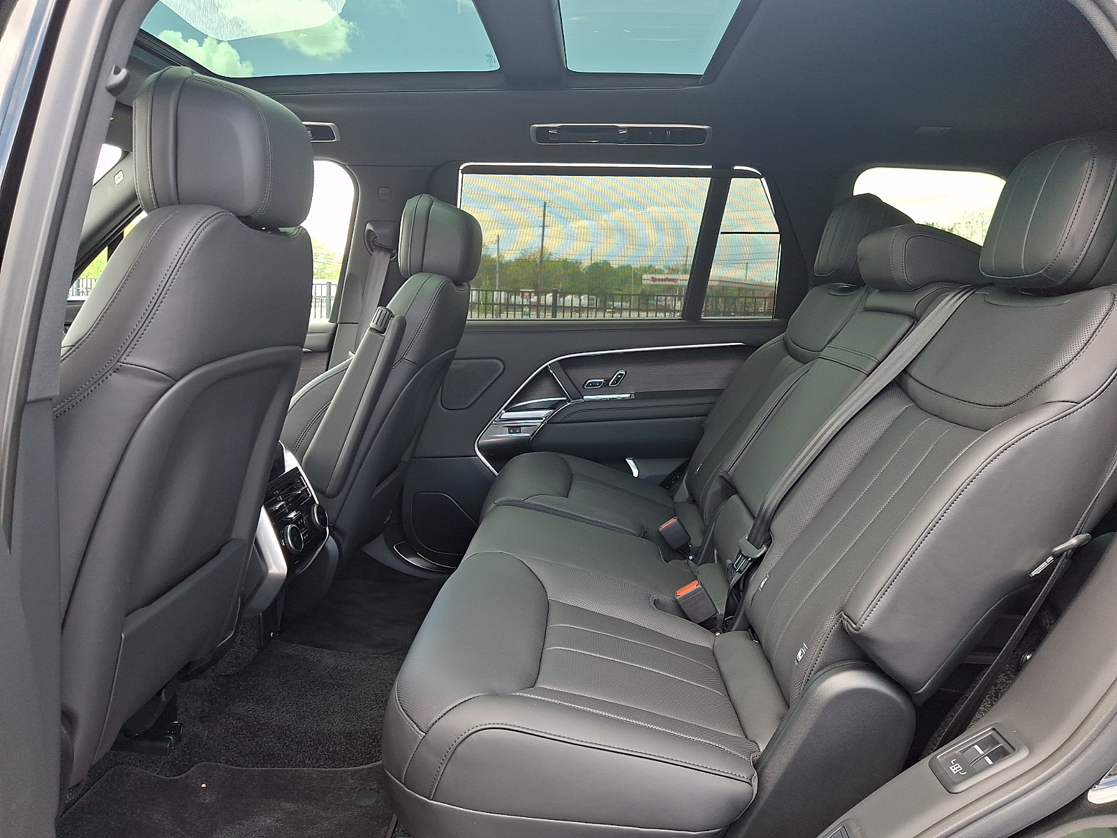 2026 Land Rover Range Rover SE - Photo 8