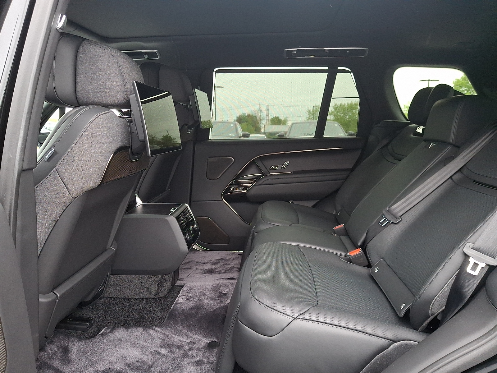 2026 Land Rover Range Rover SV - Photo 8
