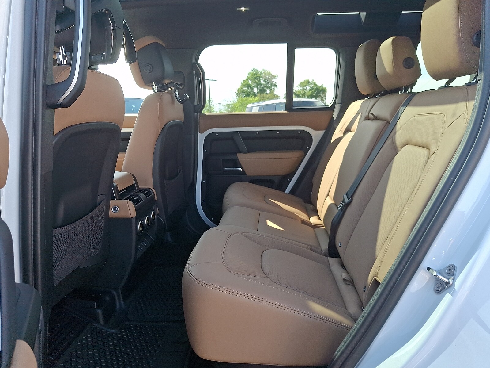 2026 Land Rover Defender X-Dynamic SE - Photo 8
